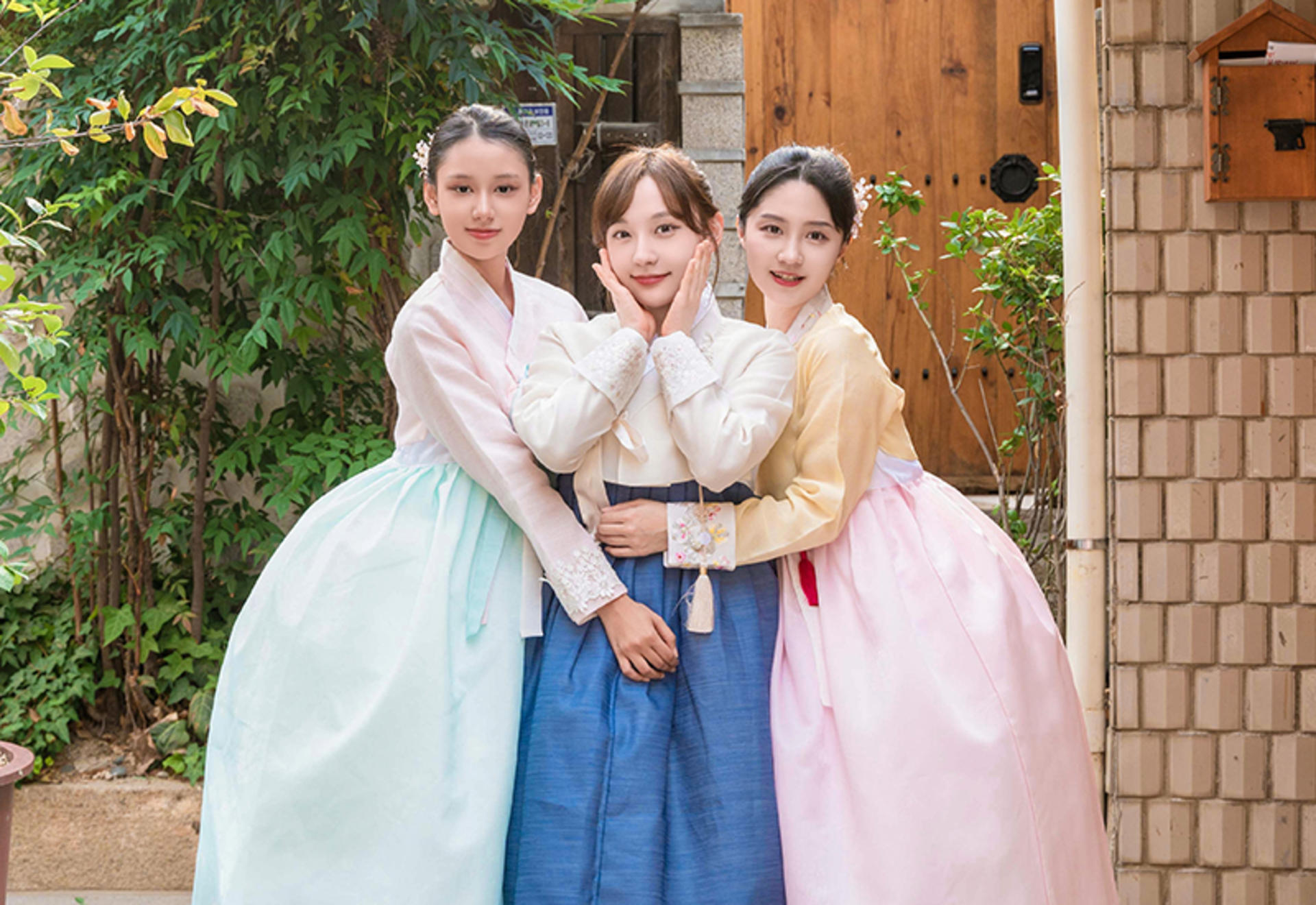 Seoul Hanbok Photoshoot at Gyeongbokgung Palace by Hanboknam - Thumbnail 6