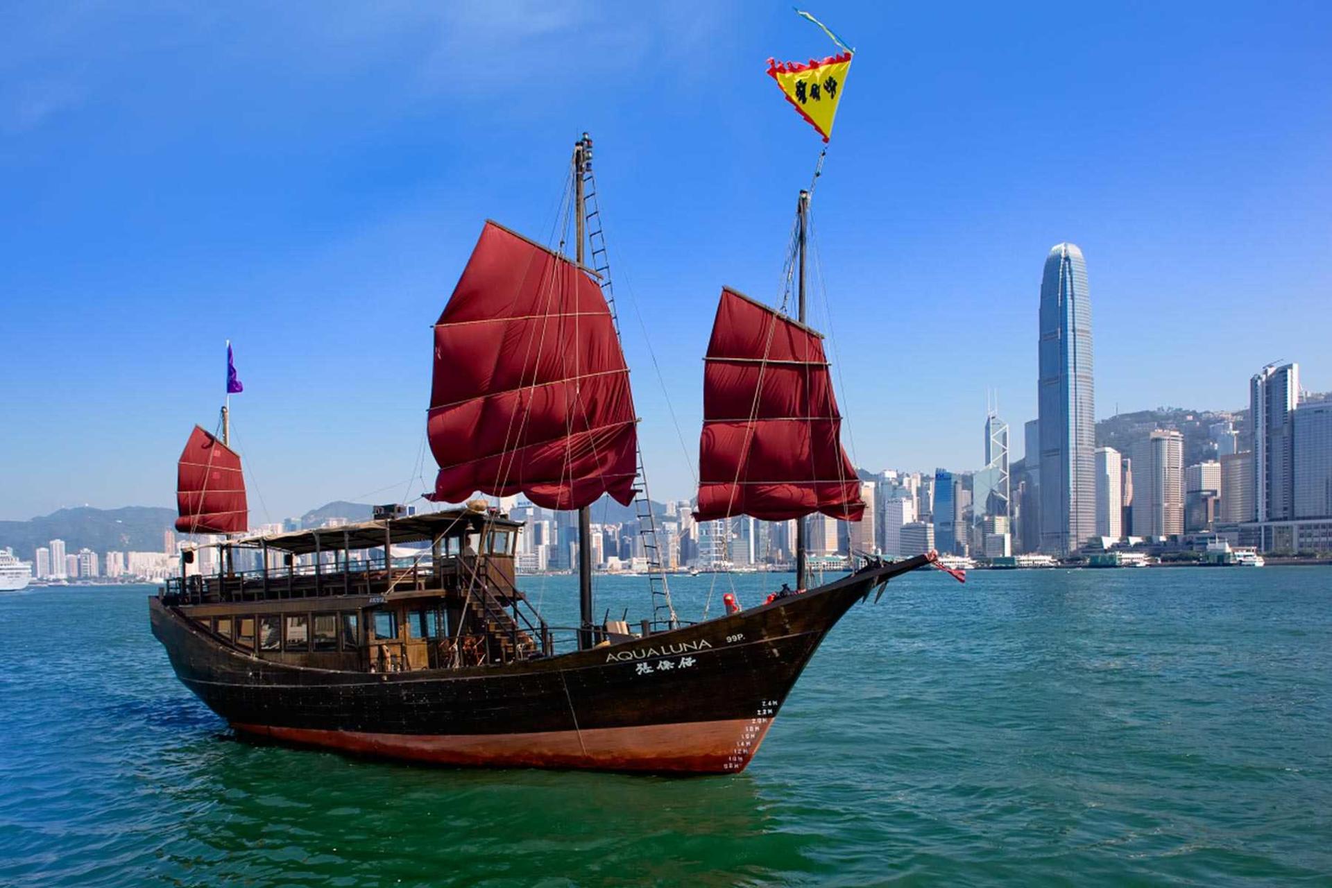Aqua Luna Victoria Harbour Cruise Experience - Thumbnail 18