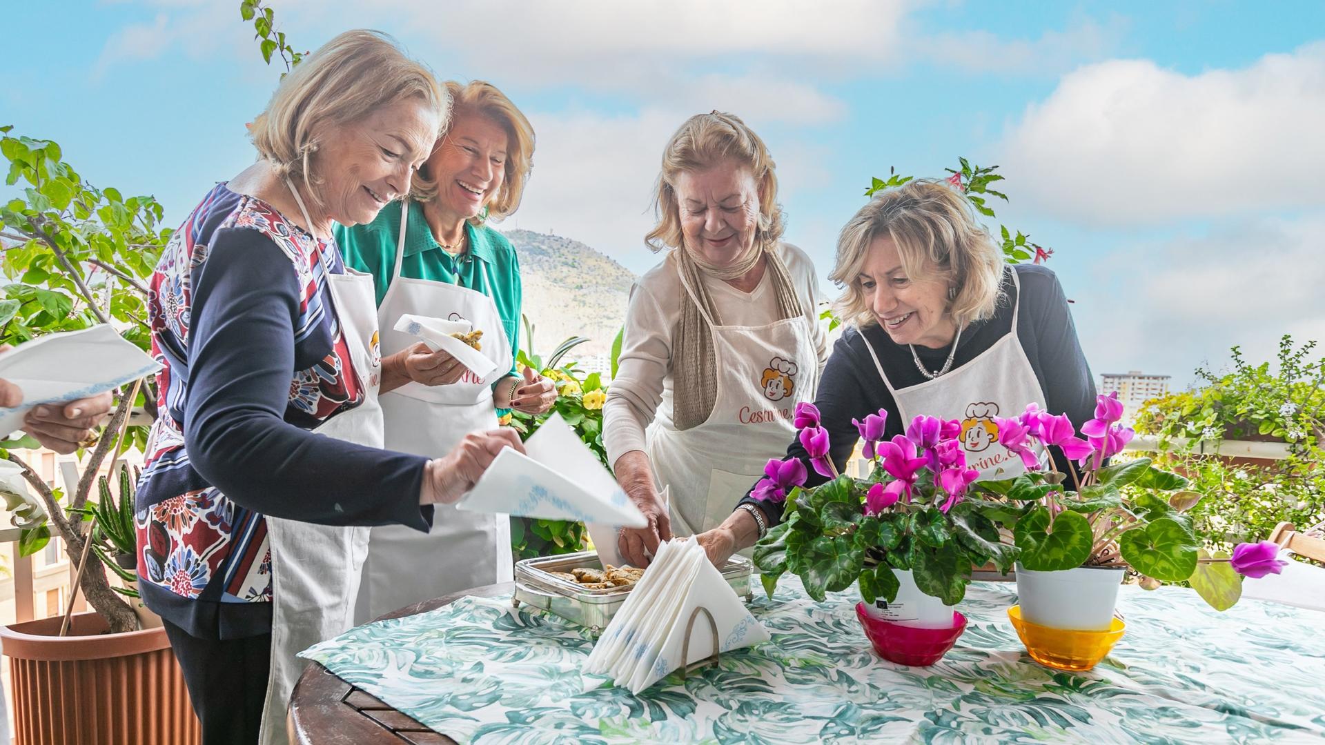 Pasta and tiramisu cooking class in Naples