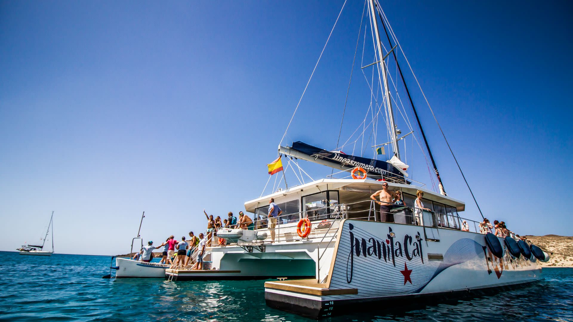 La Graciosa tour with lunch and water activities from Orzola - Thumbnail 3