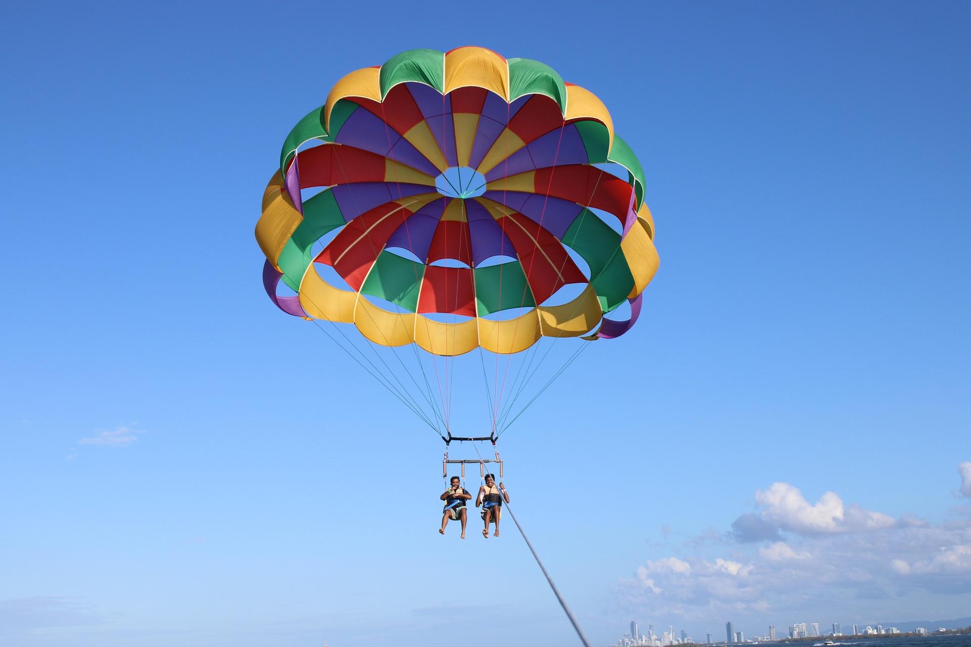 Parasailing over Surfers Paradise - Thumbnail 7
