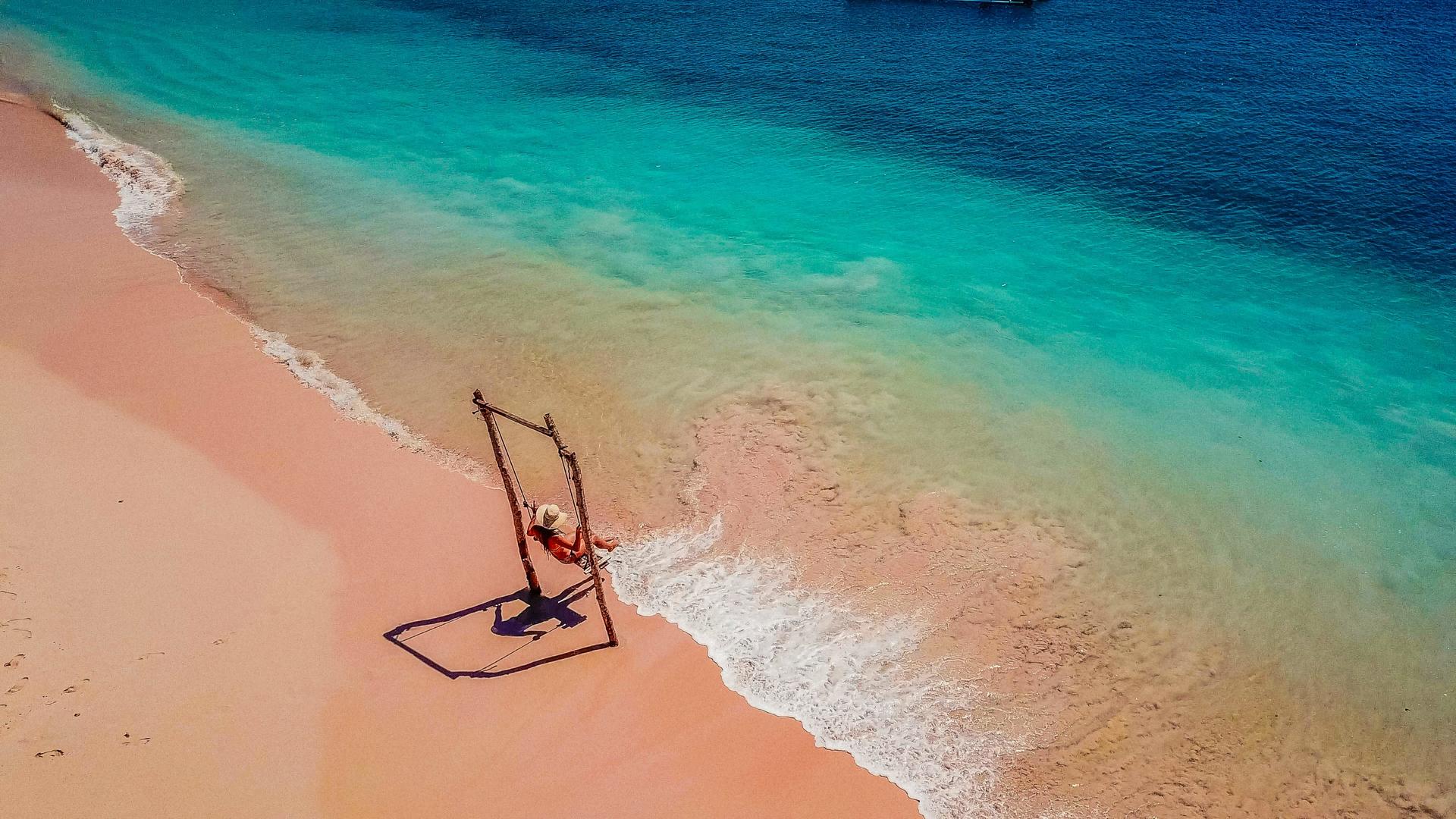 Pink Beach and Southeast Gili Islands Private Tour - Full Day - Image 1