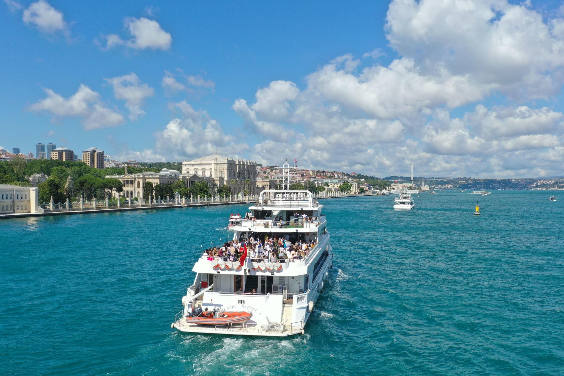 Mega Lufer Sightseeing Cruise with Audio Guide in Istanbul - Thumbnail 21