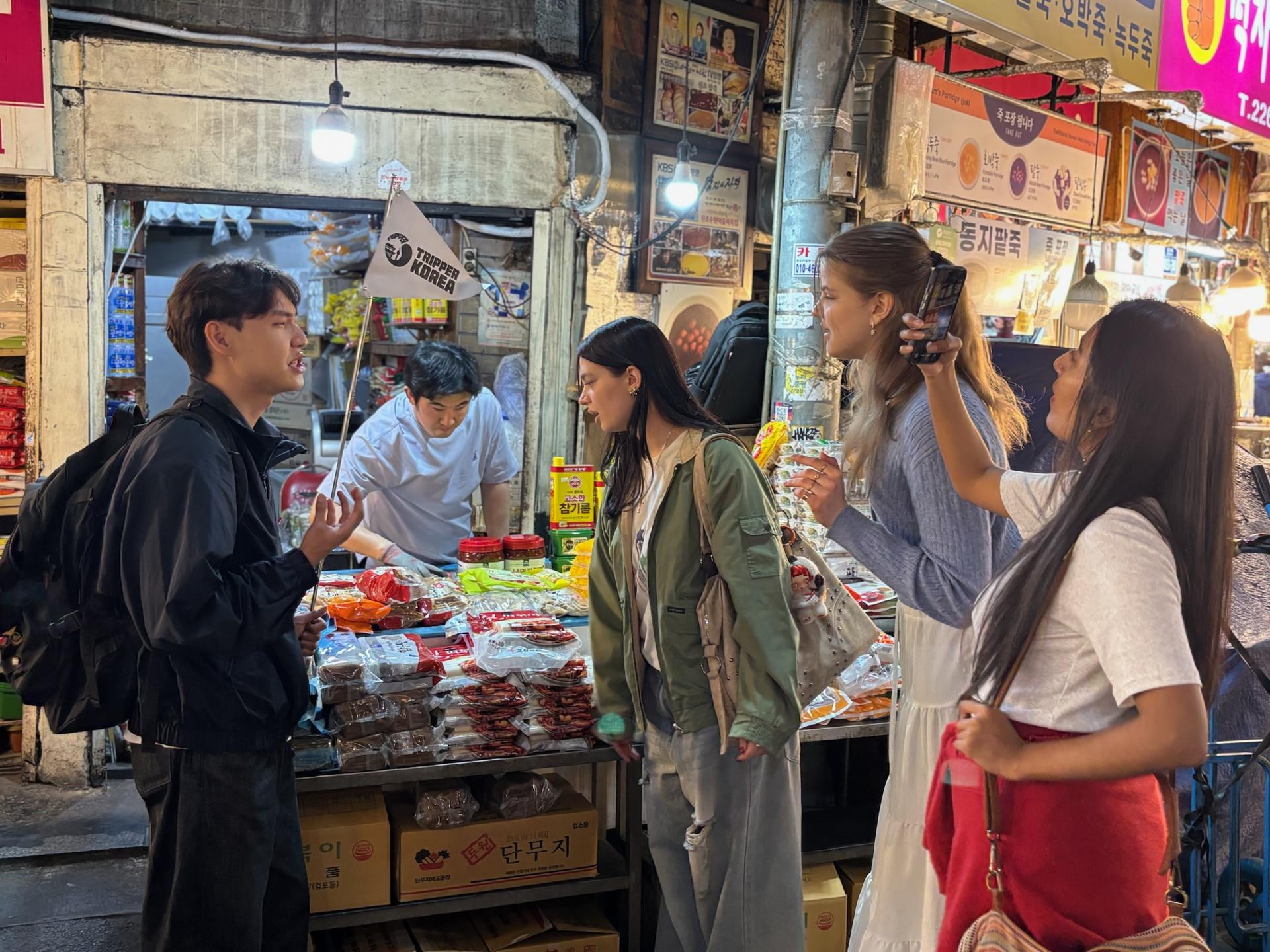 Seoul Changgyeong Palace Night Half-Day Small Group Tour - Thumbnail 14