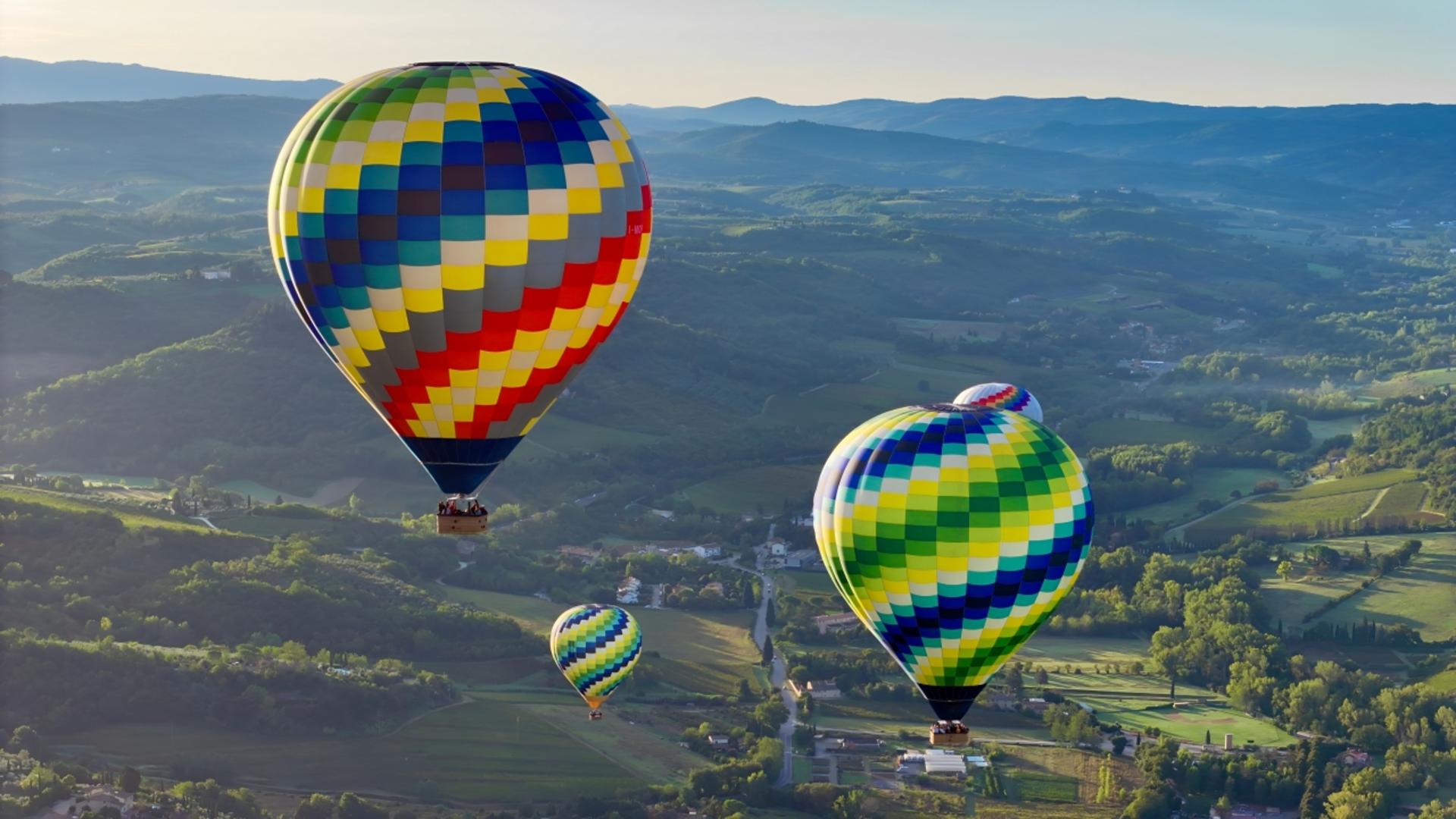 Private hot air balloon flight experience in Tuscany - Thumbnail 3