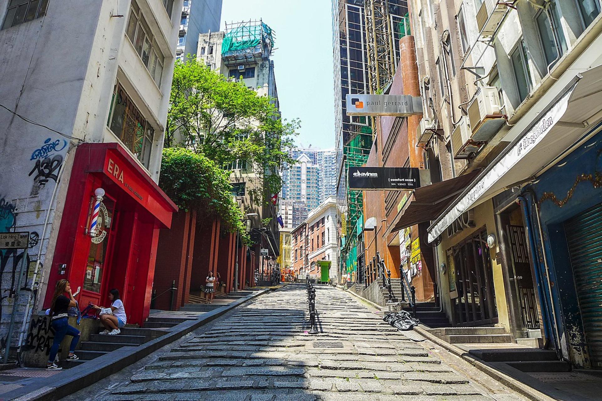 Deluxe Hong Kong Day Tour: Priority Peak Tram, City Walk & Dim Sum - Thumbnail 12