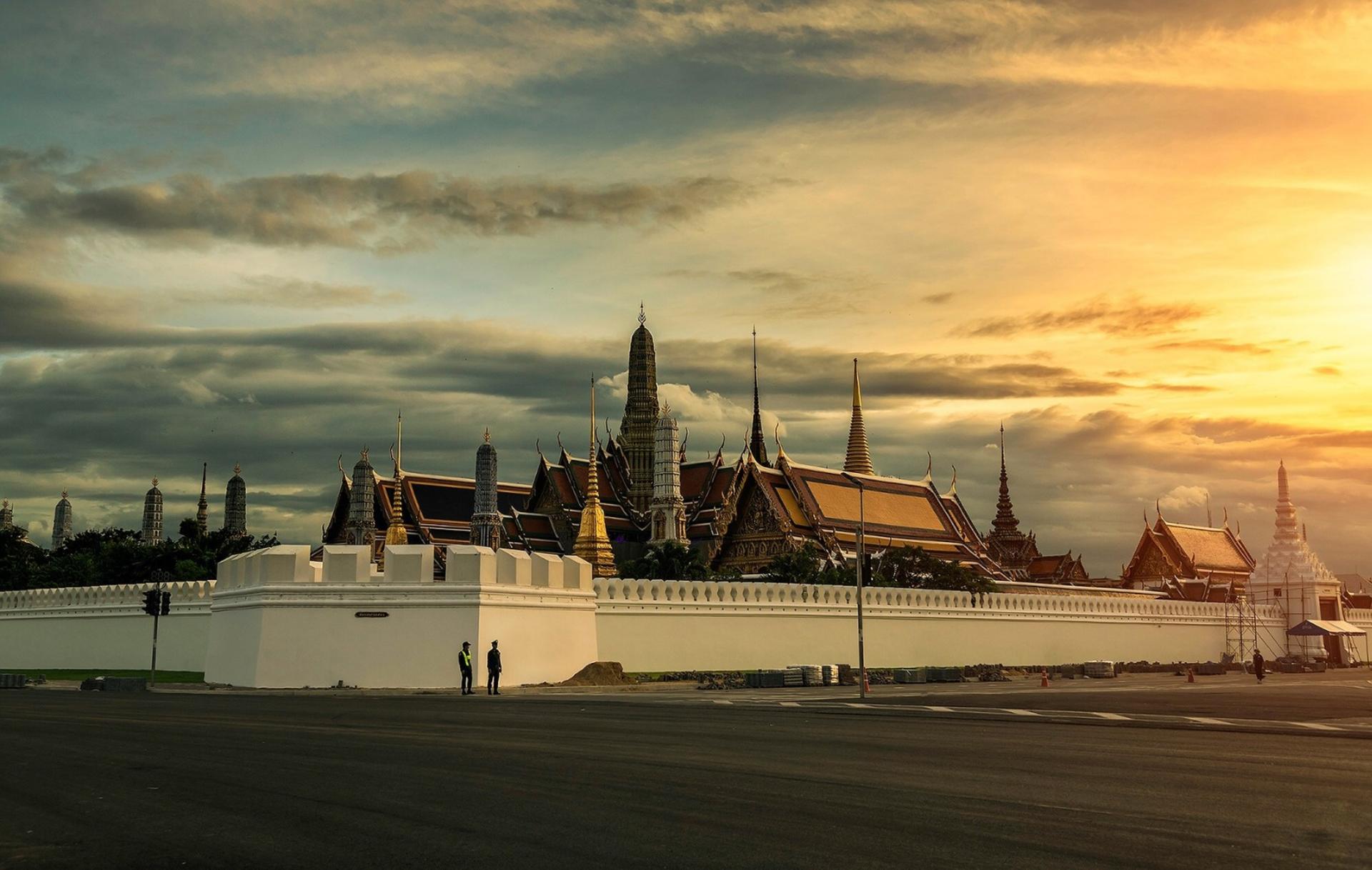 Bangkok Grand Palace, Wat Phra Kaew, and Wat Pho with Lunch  - Thumbnail 2