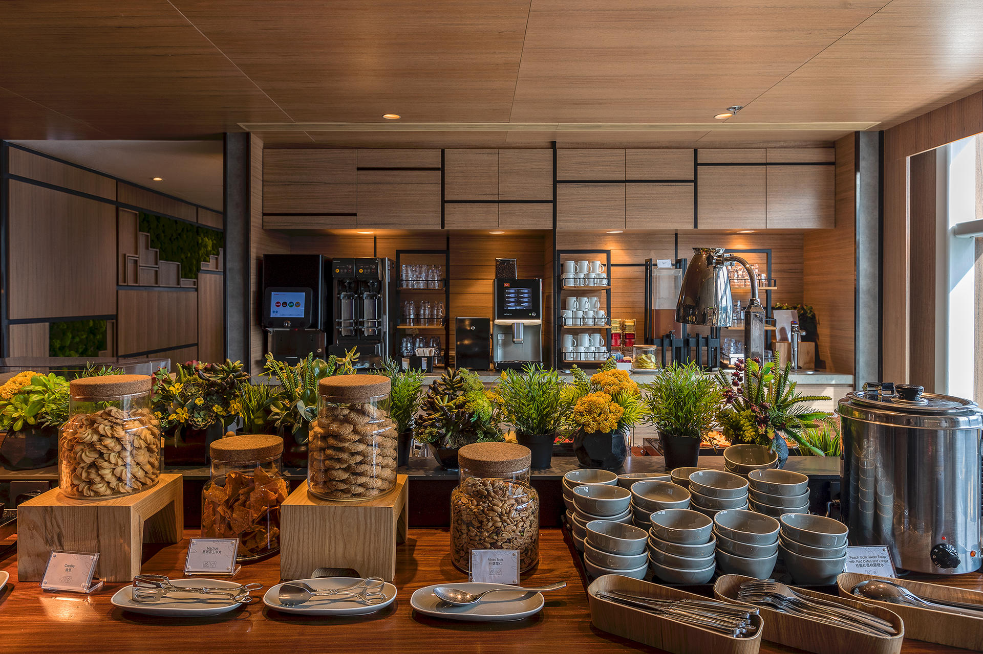 Hong Kong International Airport Lounge Service by Plaza Premium Lounge - Thumbnail 4