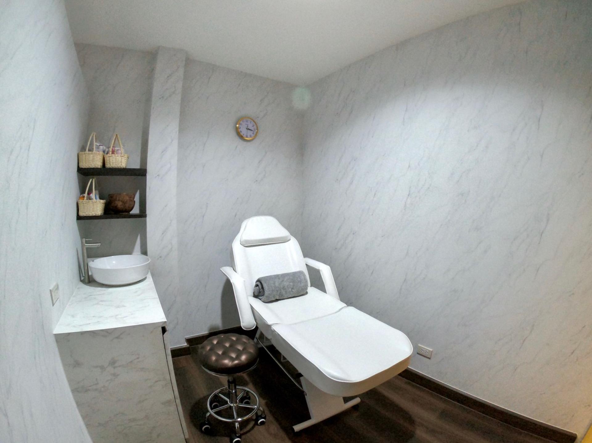 Nails, Eyelash, and Waxing Beauty Experience by Lek Massage - Thumbnail 11
