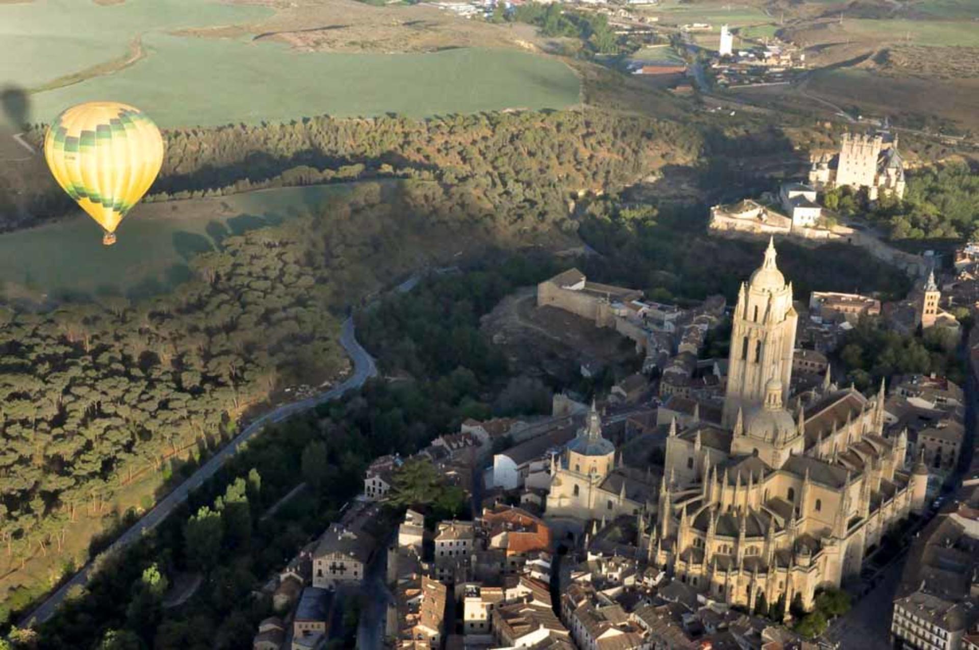 Hot air balloon flight in Segovia with optional transfer - Thumbnail 4