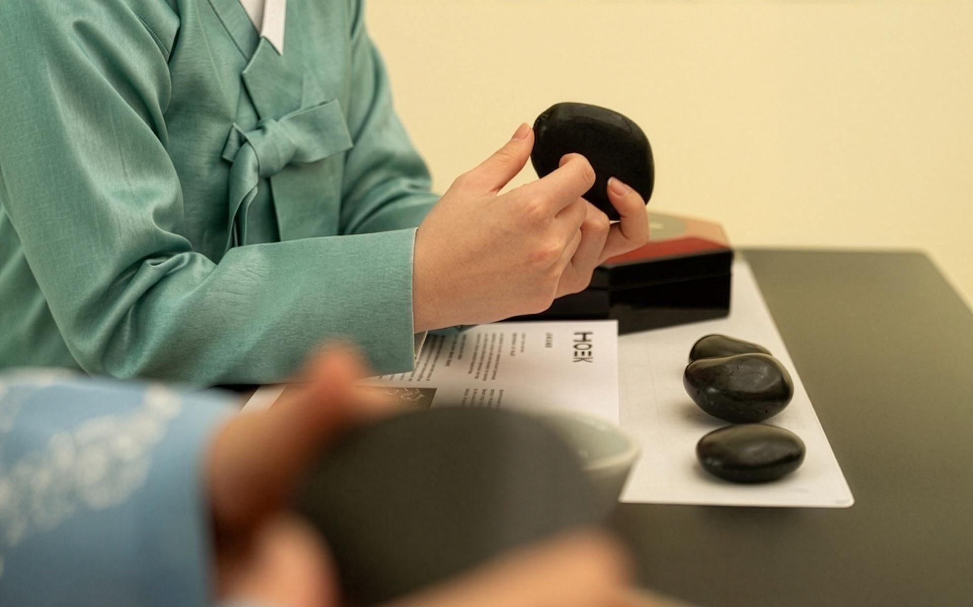 Seoul: Wearing Hanbok and Making Mother-of-Pearl Craft - Thumbnail 9