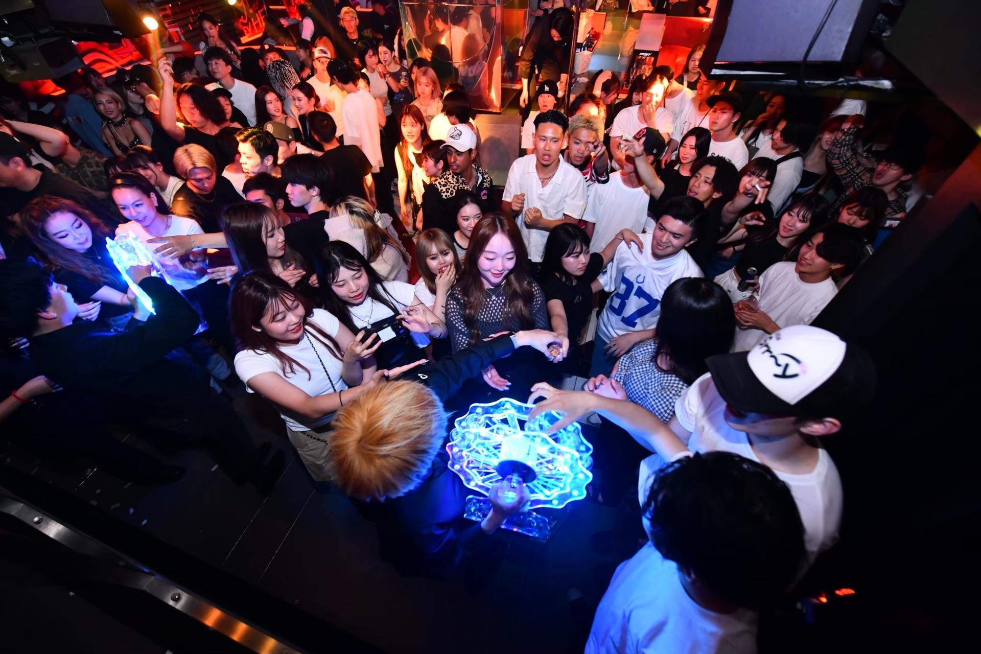 Osaka Shinsaibashi: CRAZY LAND by CHEVAL Nightclub Admission Ticket - Thumbnail 14