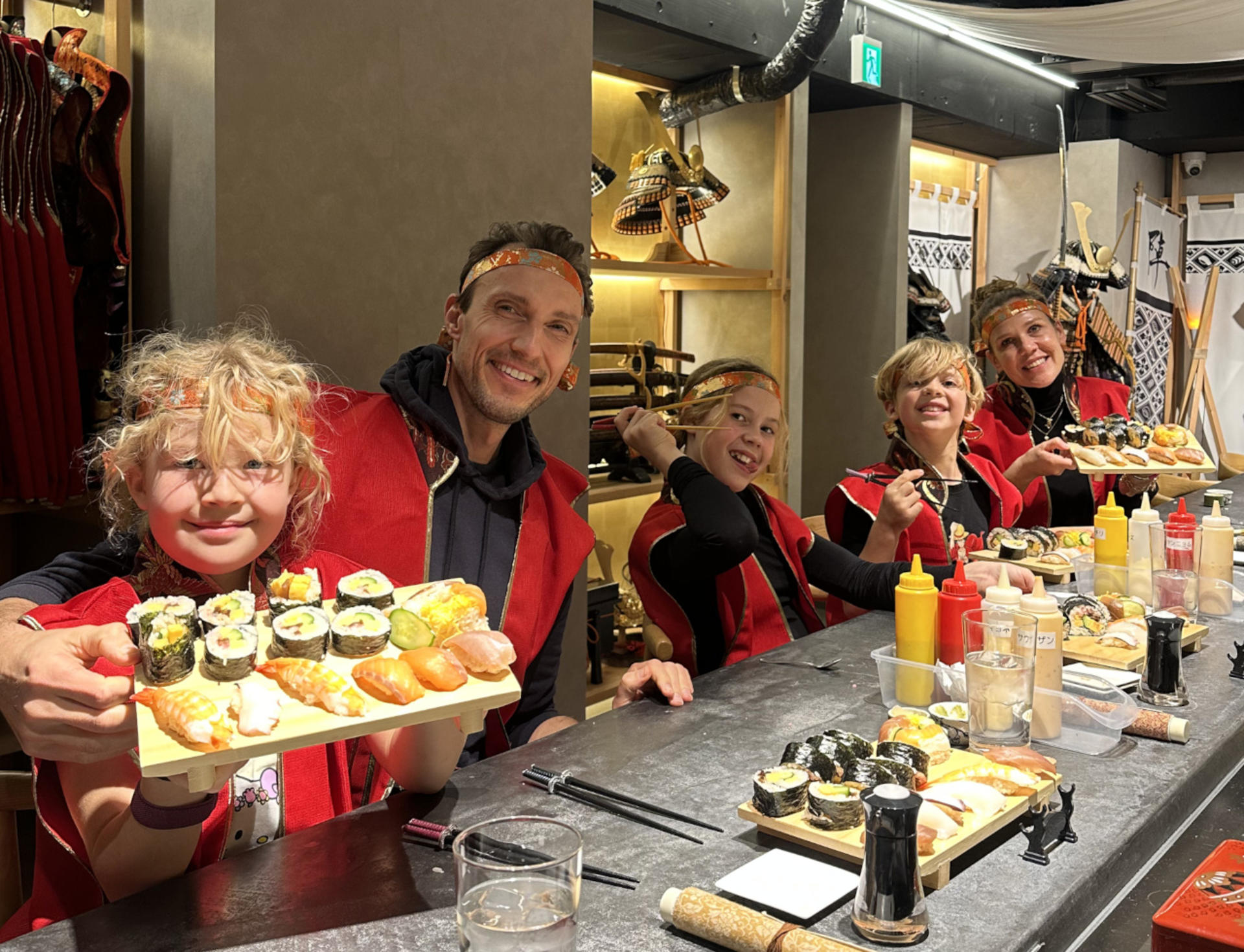 Luxury Samurai Sushi Dining Show in Asakusa Tokyo - Thumbnail 4