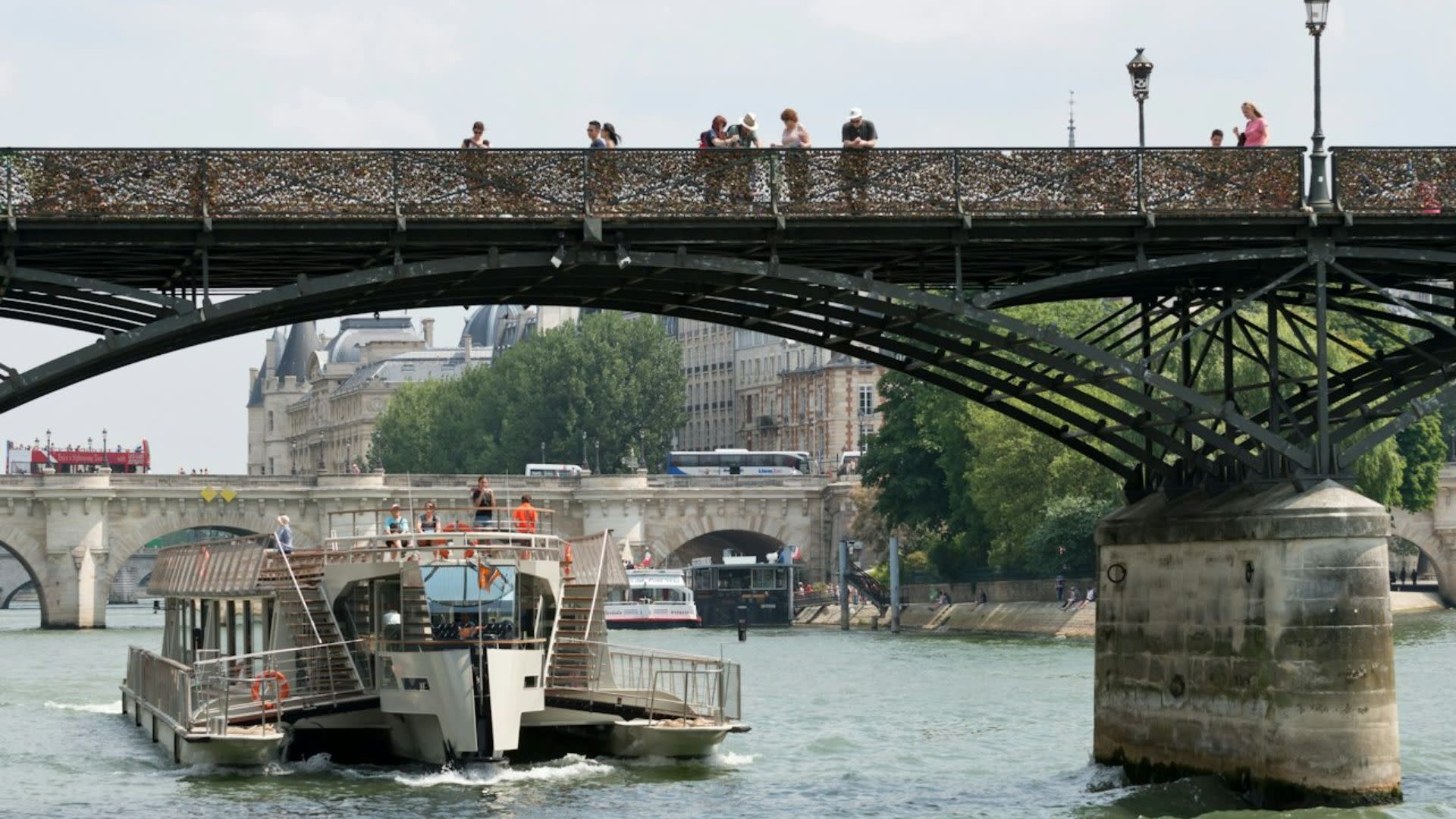 La Seine and its Secrets Quiz Cruise for Kids Experience in Paris - Thumbnail 4