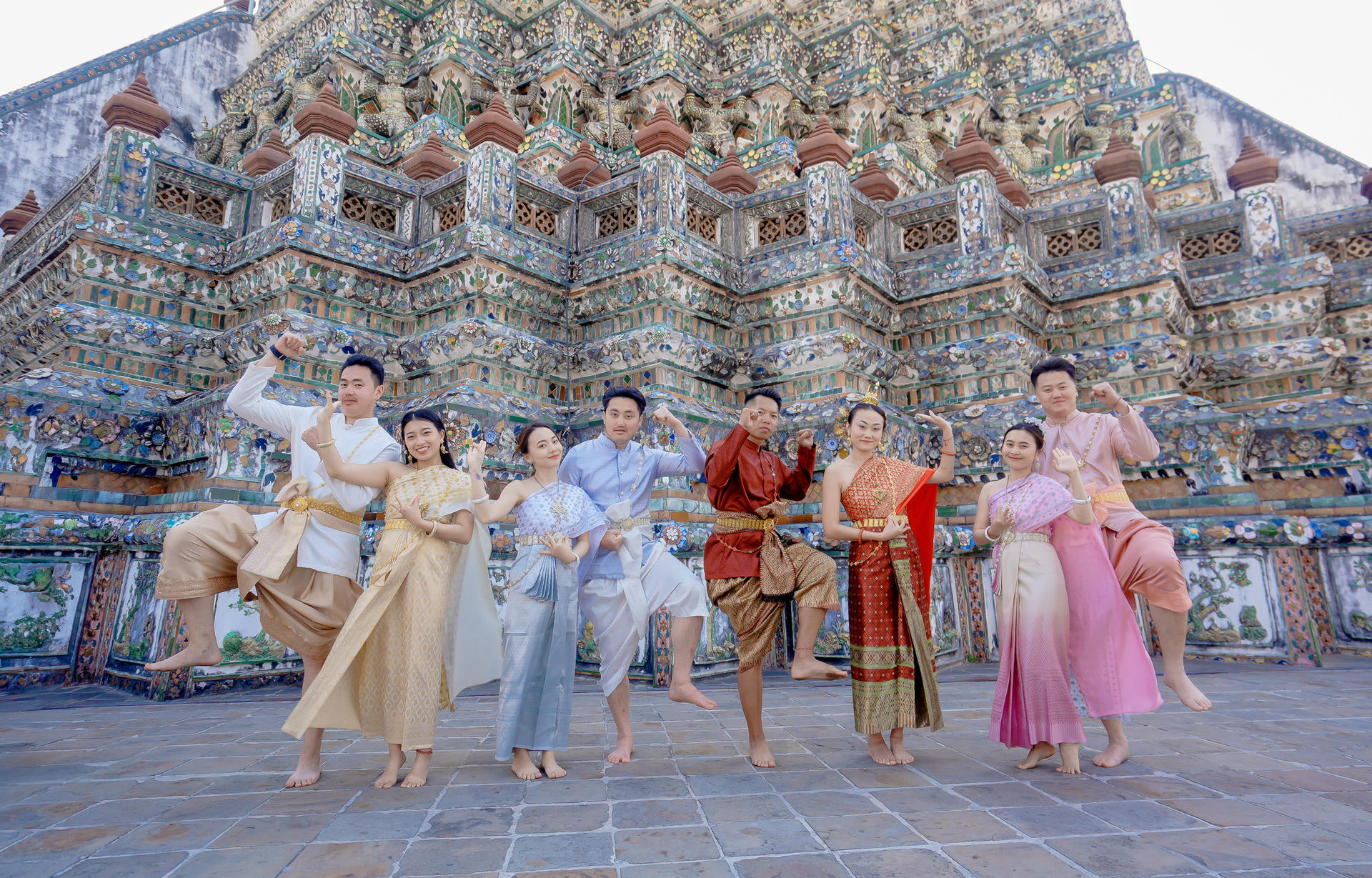 Professional Thai Costume Photography at Wat Arun, Bangkok - Thumbnail 7