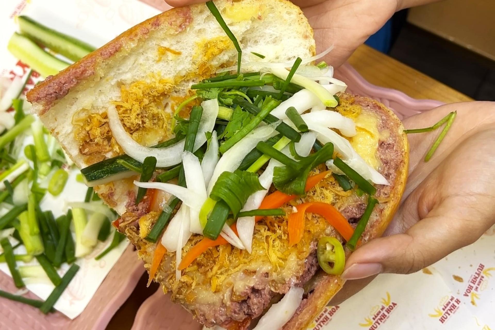 Street Food & Sightseeing Tour with Aodai Rider in Ho Chi Minh City - Thumbnail 18