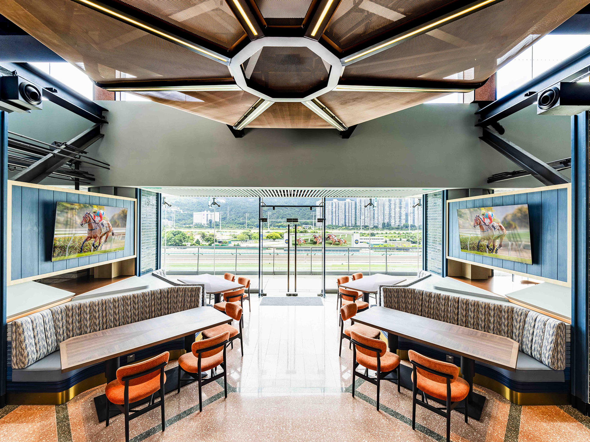 Hong Kong Racecourse with F&B Experience - Thumbnail 9