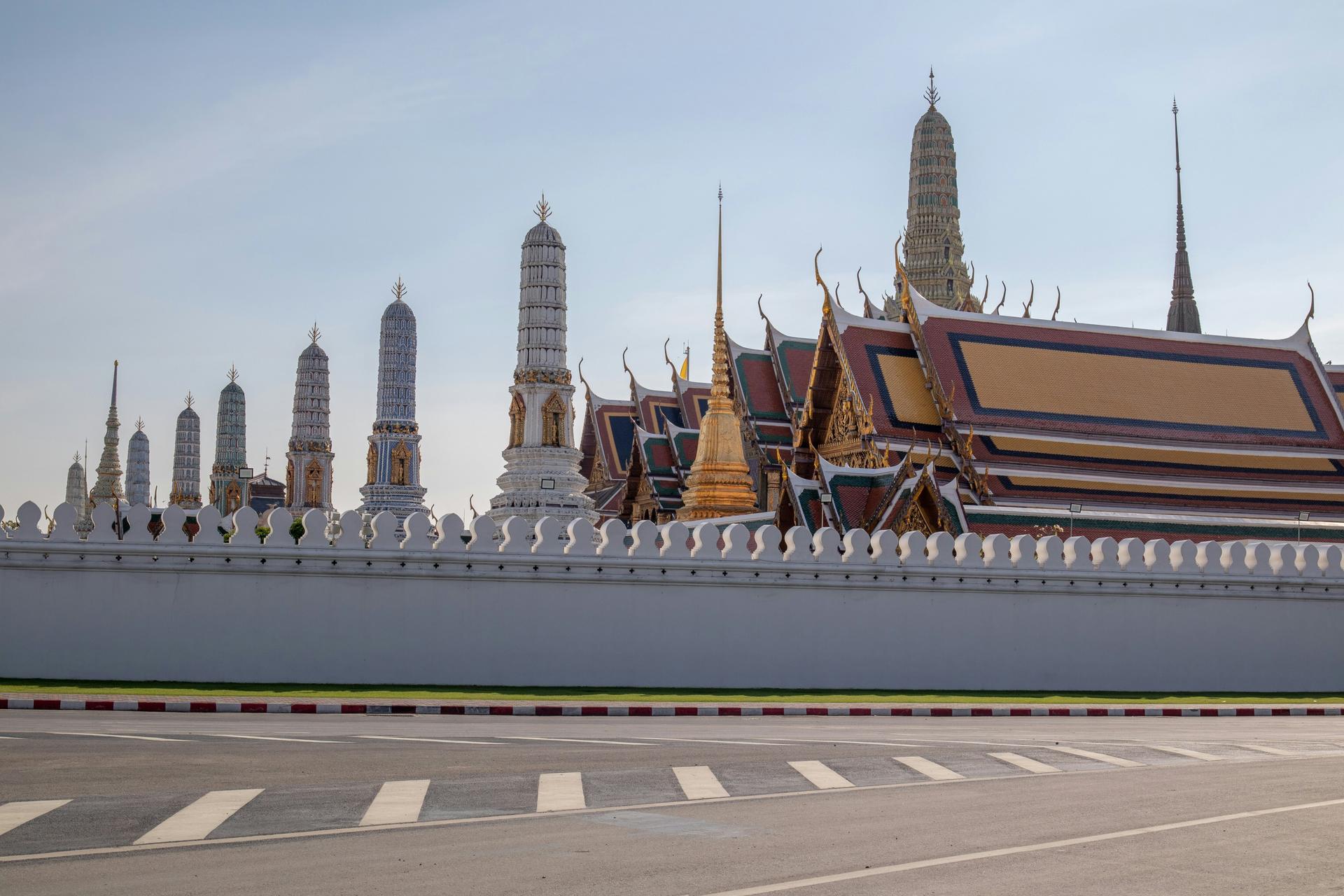 Bangkok Temple and City Tour With Wat Traimit and Royal Grand Palace - Thumbnail 3