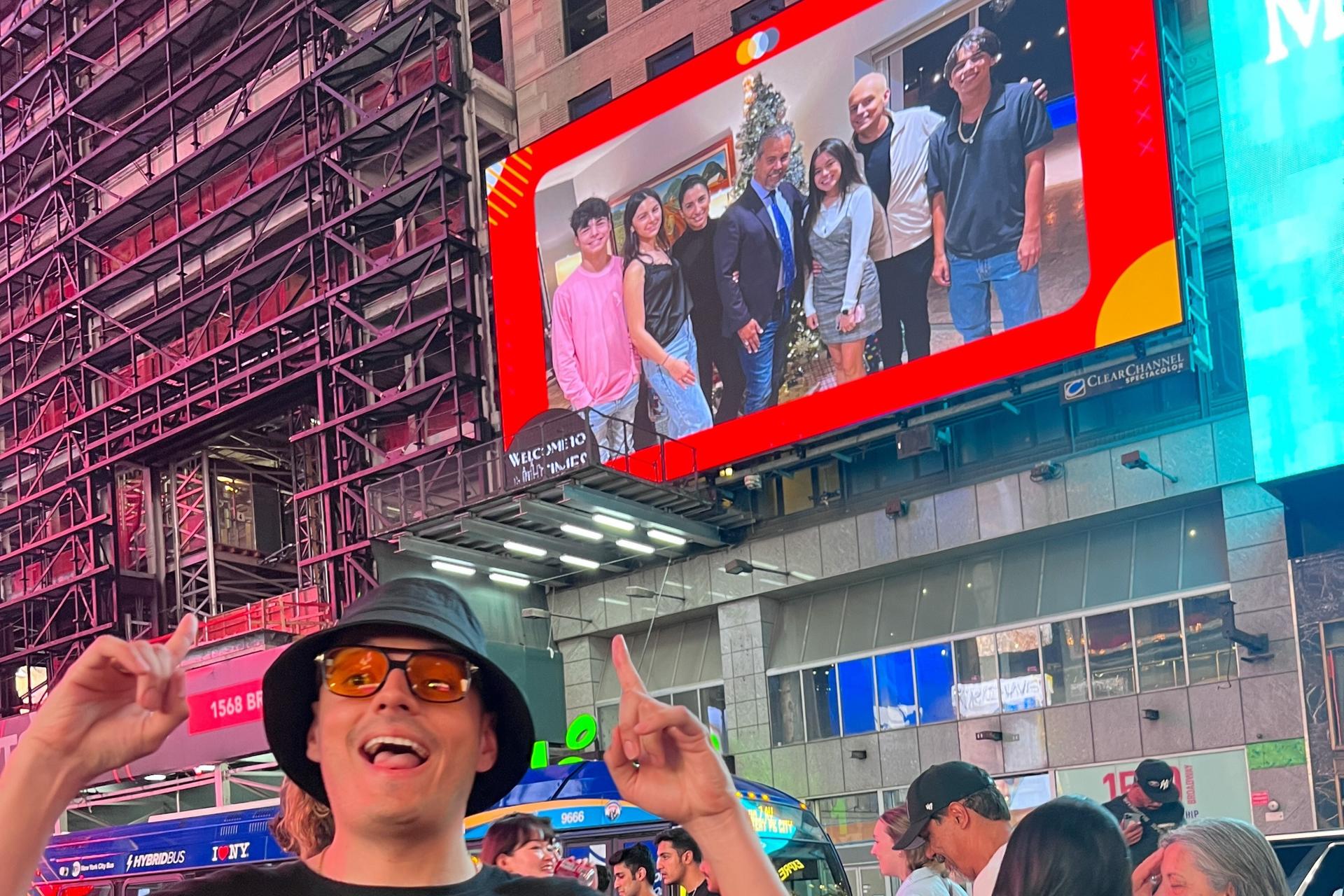 See Yourself on a Times Square Billboard for 24 Hours in New York - Thumbnail 9