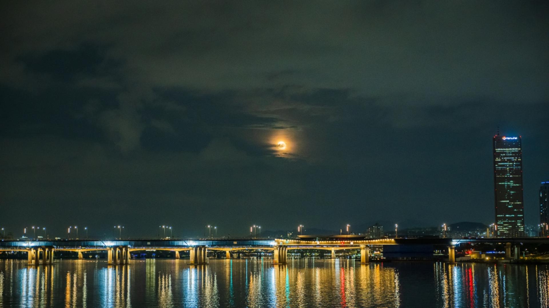 Seoul Han River Night Cruise & Guided Games Experience - Thumbnail 13