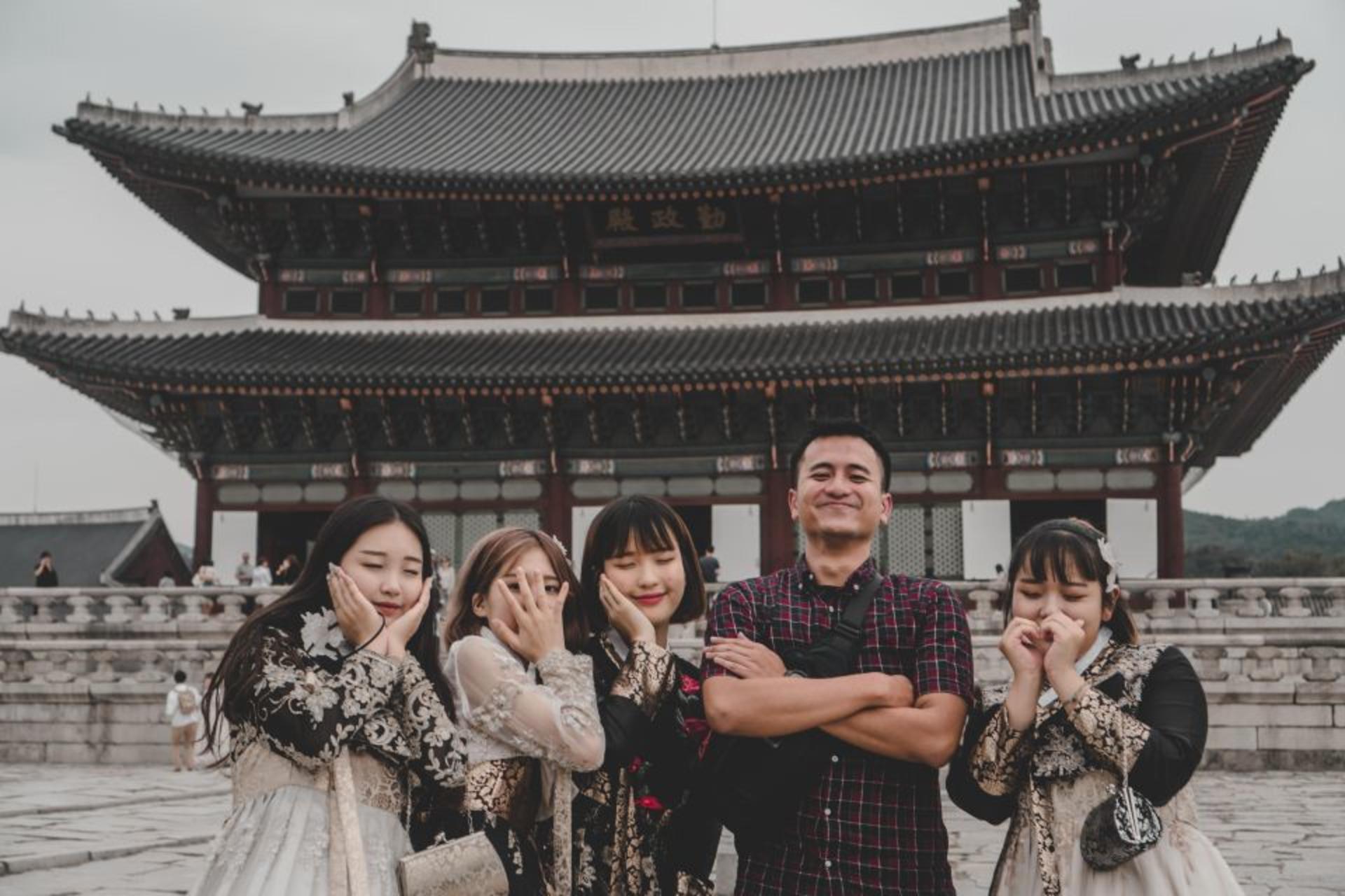 Seoul Gyeongbokgung & Bukchon Hanok Village Half-Day Small Group Tour - Thumbnail 4