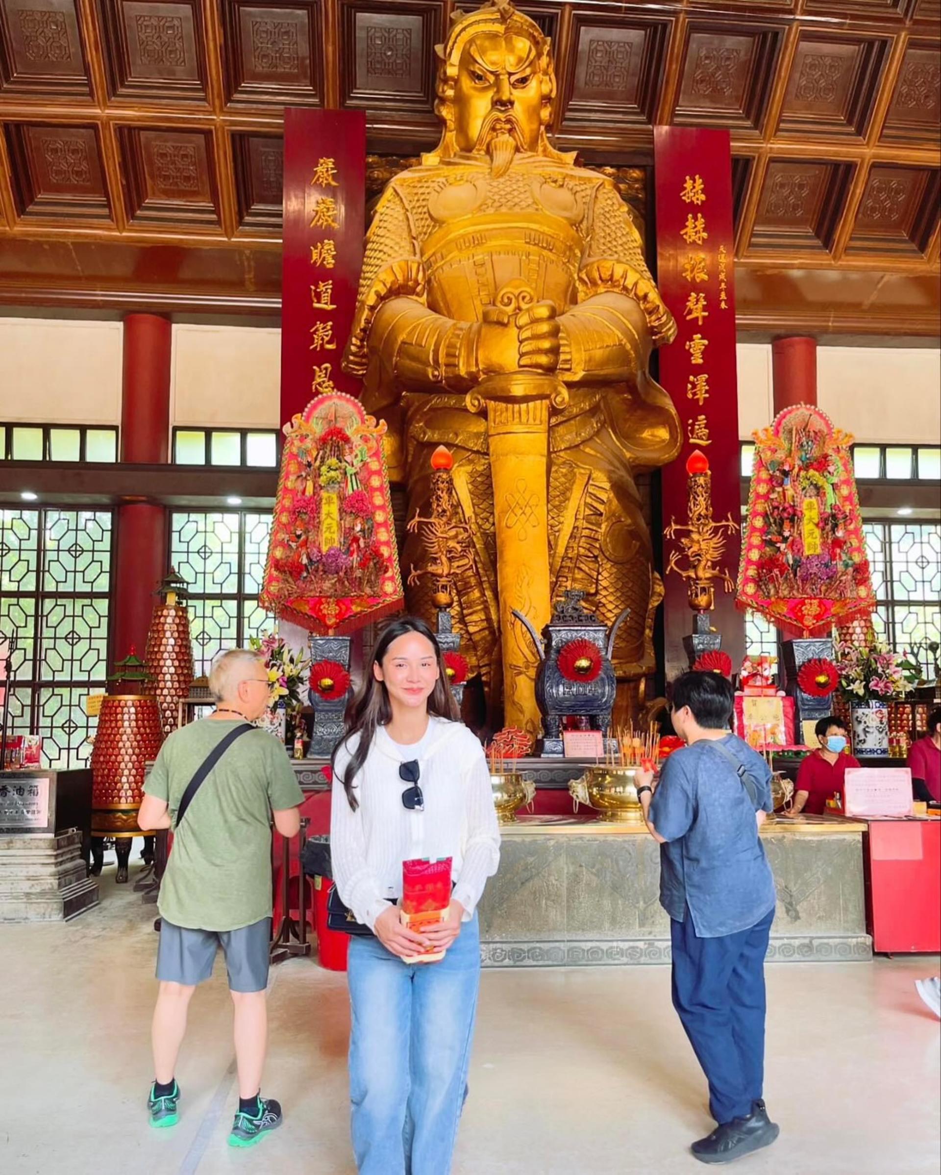 Ultimate Praying Temple Tour in Hong Kong  - Thumbnail 6
