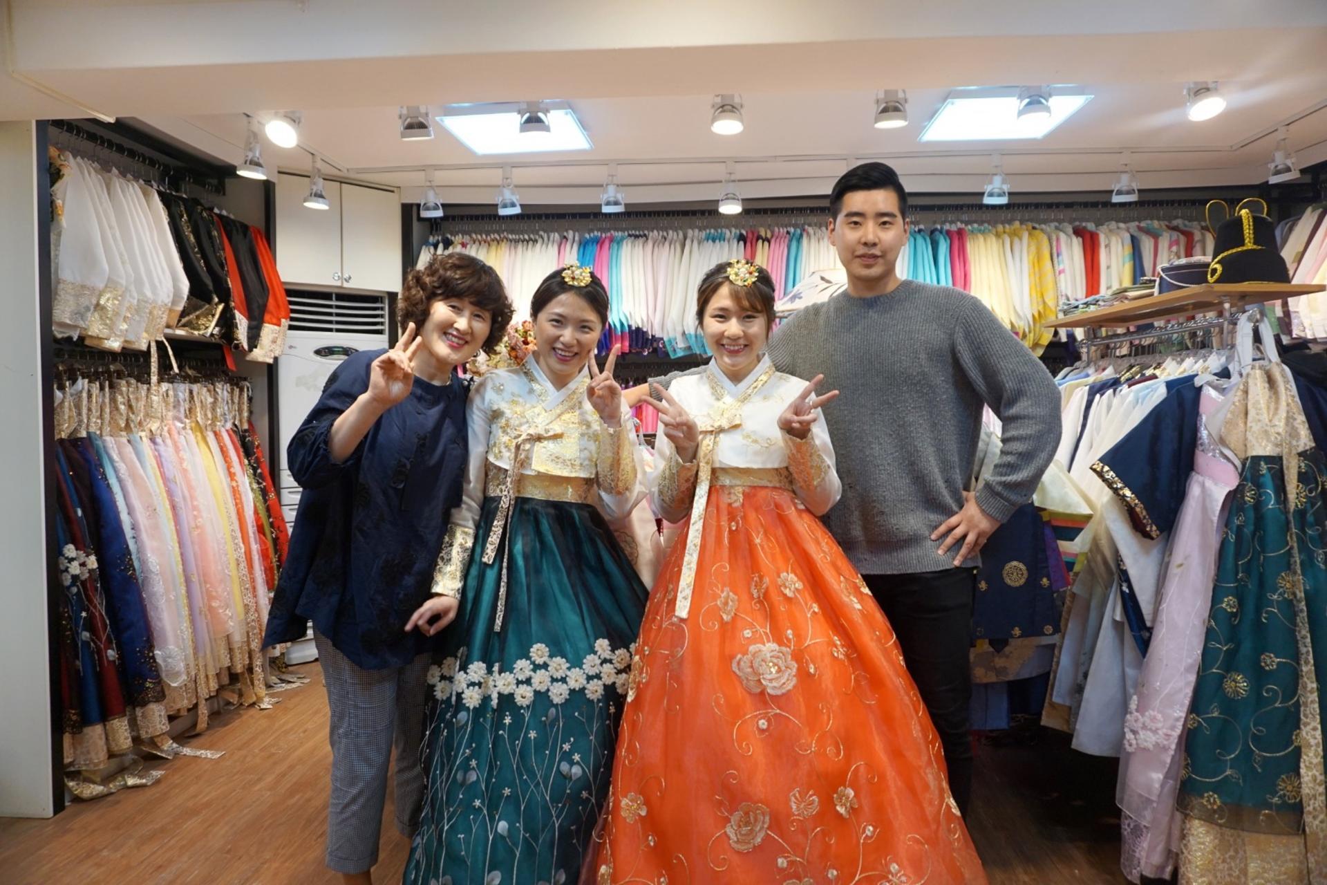 Hanbok Rental near Gyeongbokgung Palace by Dorothy Hanbok - Thumbnail 4