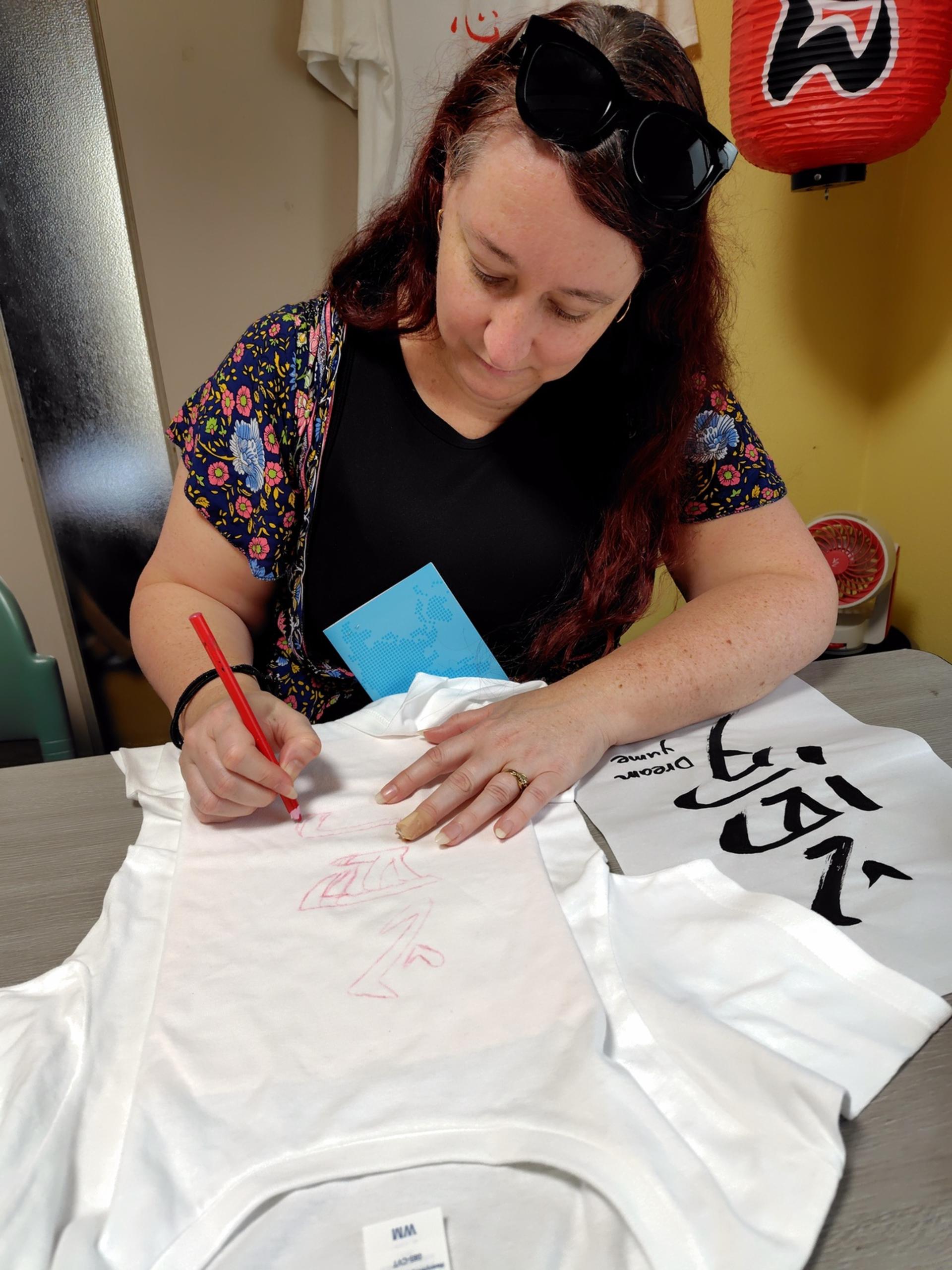 [Tokyo EdoHakuyo]: Kanji T-Shirt Painting & Okonomiyaki Making - Thumbnail 25