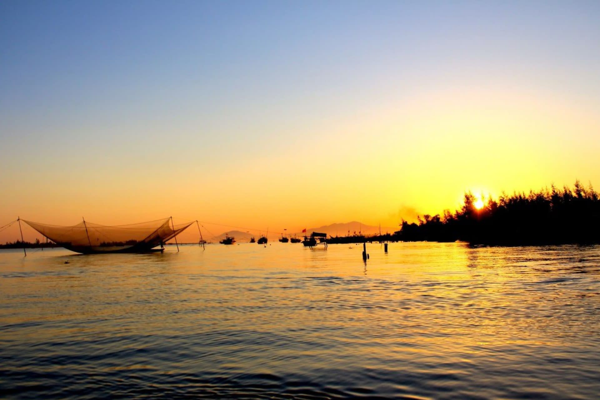 Hoi An: Sunset Boat Trip with Net Fishing Experience - Thumbnail 20