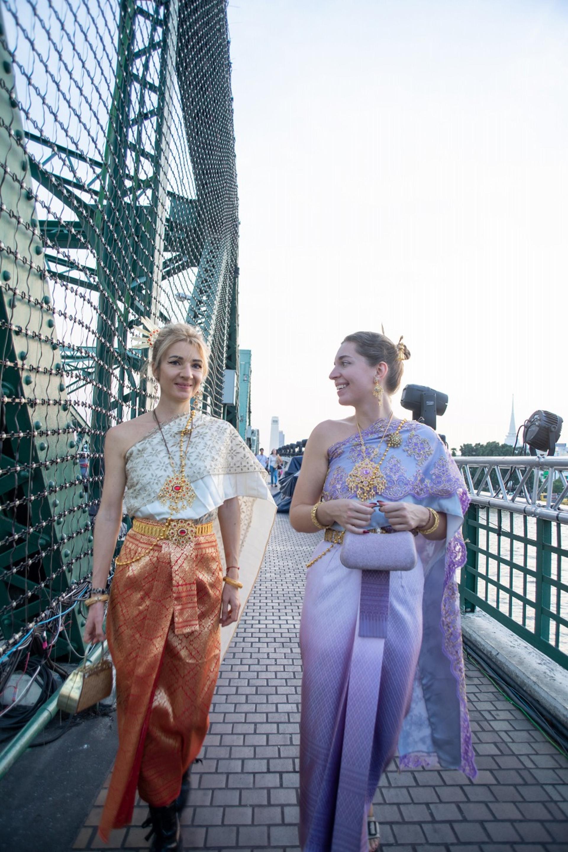 Thai Costume Pro Photo Tour by Tuk Tuk: Wat Arun & Flower Market - Thumbnail 12