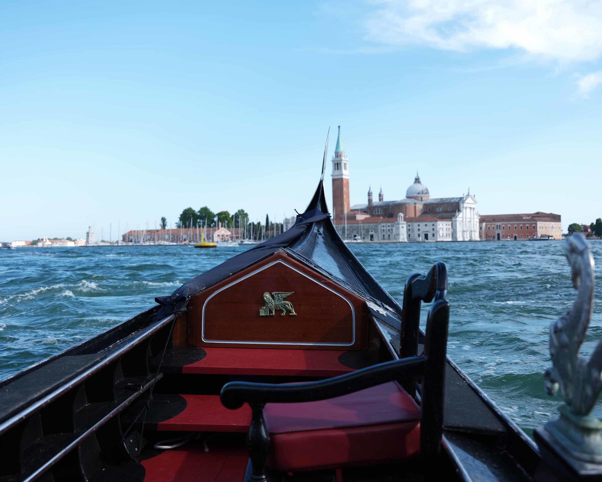 Grand Canal Romantic Gondola Ride in Venice - Thumbnail 4