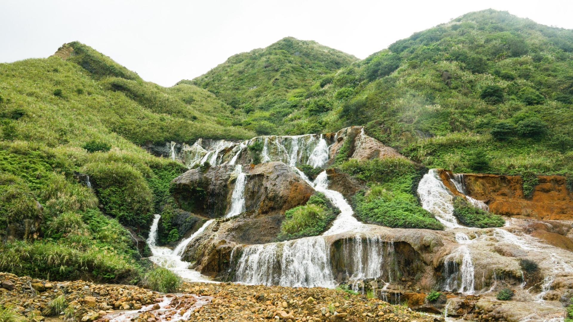 Yehliu, Yin & Yang Sea, Shifen, and Jiufen Tour (With Hotel Pick-Up) - Thumbnail 7