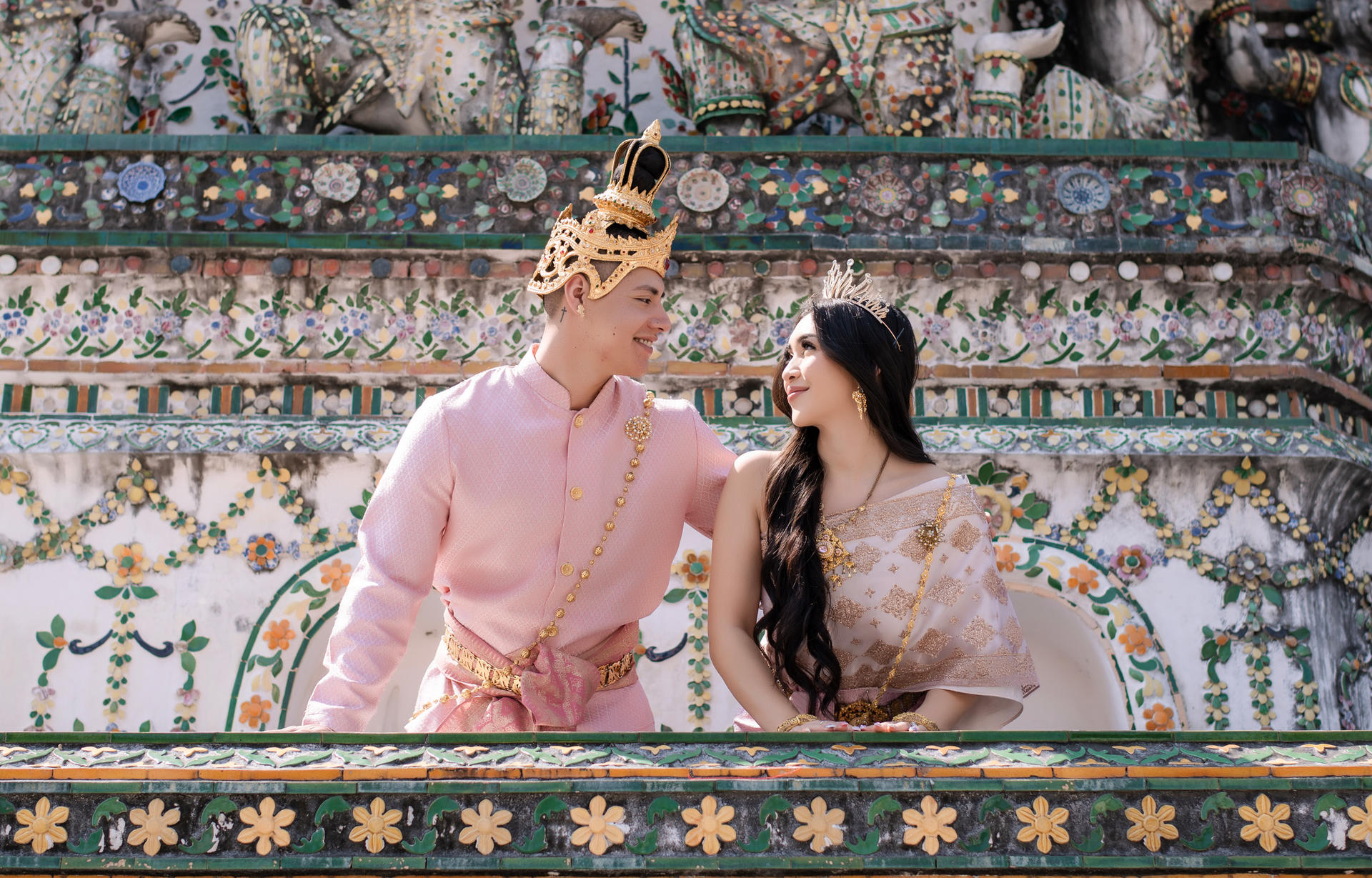 Professional Thai Costume Photography at Wat Arun, Bangkok - Thumbnail 2