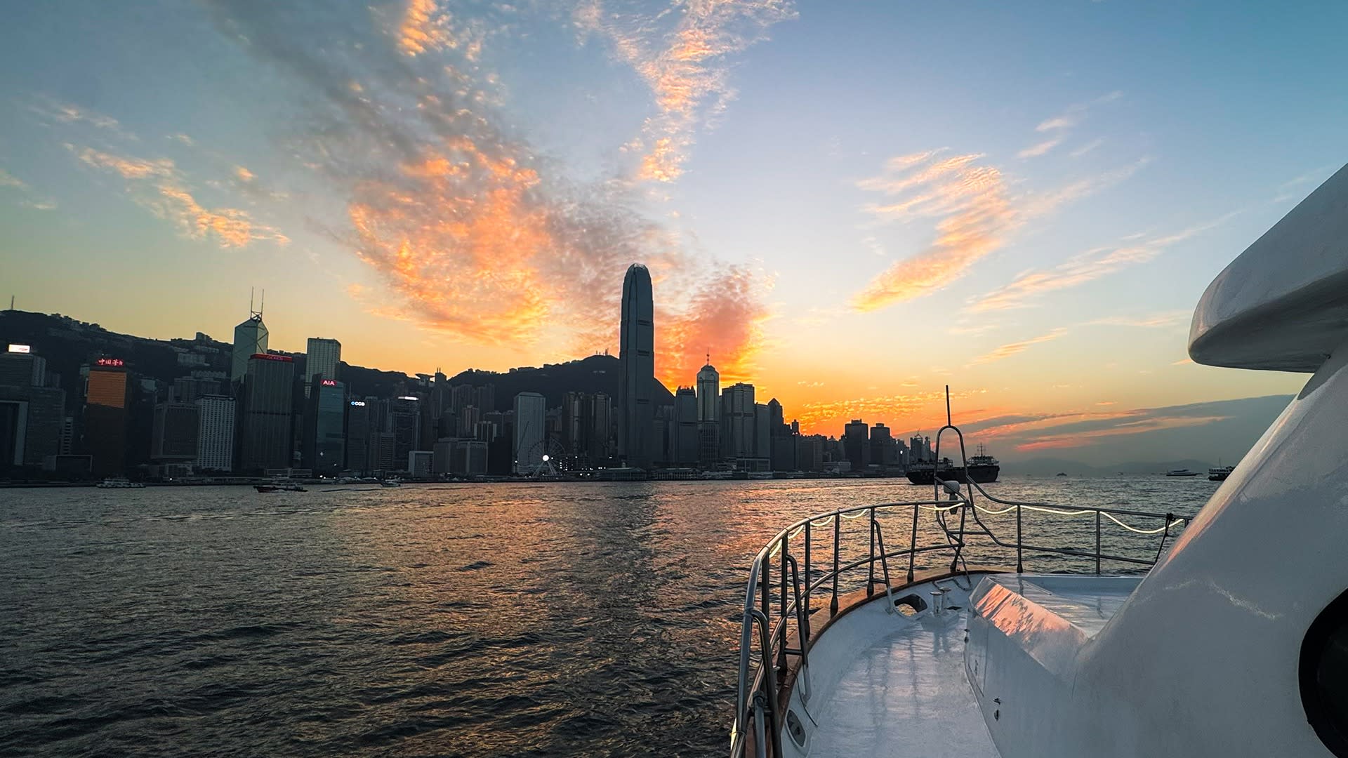 Victoria Harbour Night Cruise: Luxury Dreamer (Unlimited Snacks & Drinks + Professional Photography + Live Tour Ambassador) - Thumbnail 9