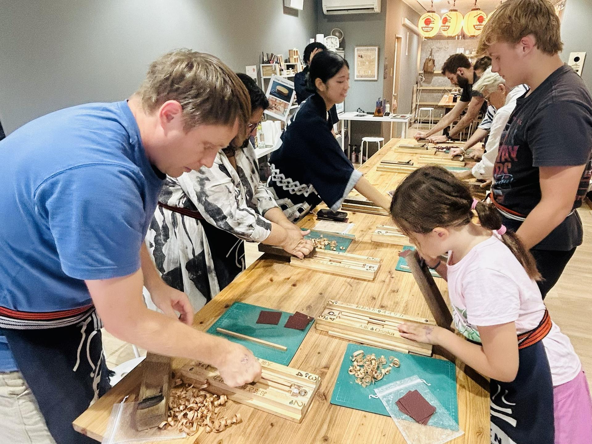 Chopstick making workshop with souvenirs in the Osaka Castle area - Thumbnail 9
