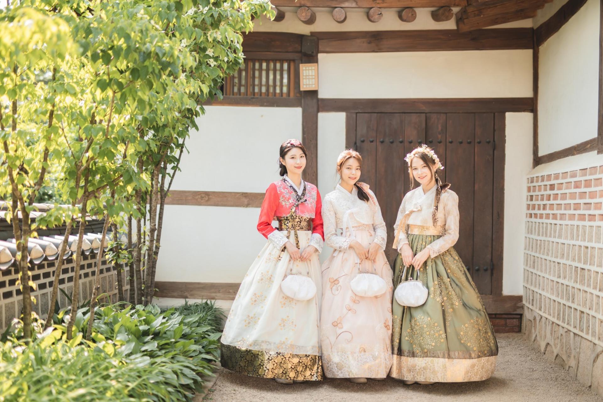 [Oneday Hanbok] Seoul Gyeongbokgung Hanbok Rental Experience - Thumbnail 3