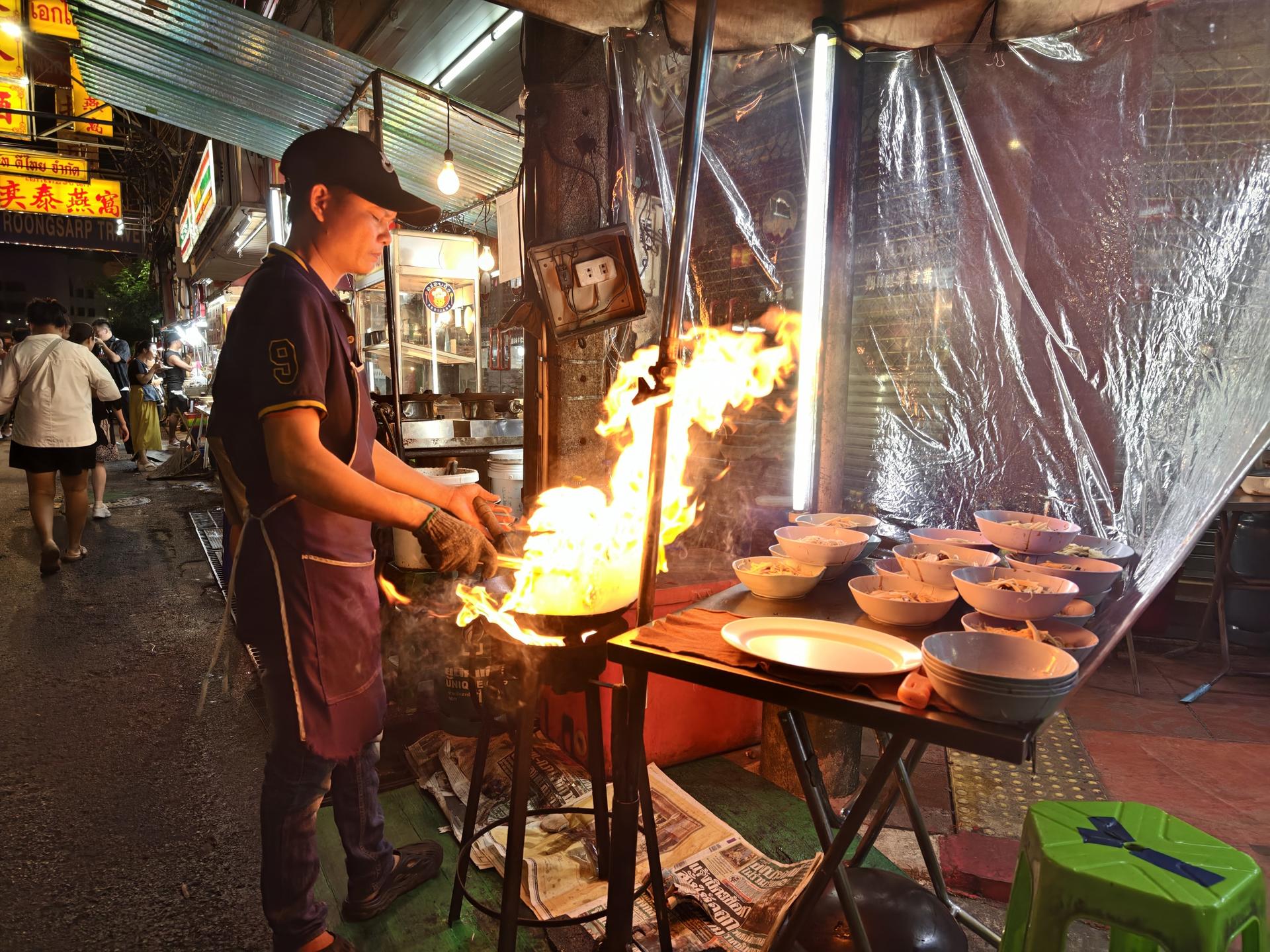 Bangkok Night Michelin Foodie Tour in China Town with 15+ Tastings - Image 1