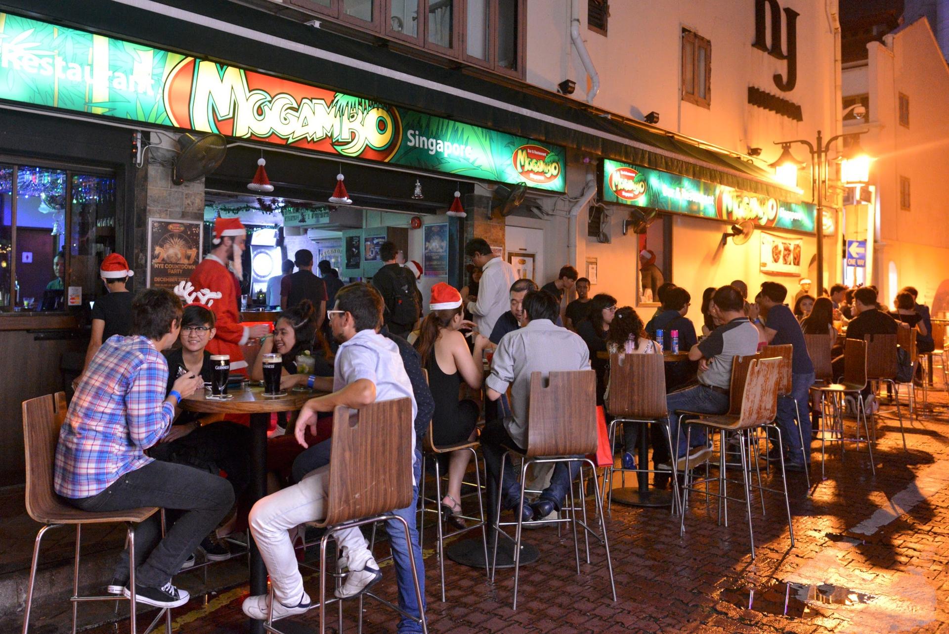 Singapore Night Bar Hopping Tour with Skip-the-Line - Thumbnail 4