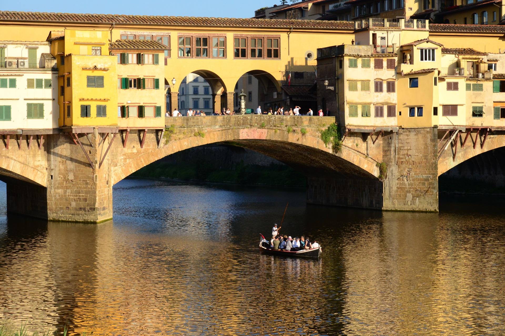Florence Traditional Gondola Guided Boat Tour on the Arno River - Thumbnail 4