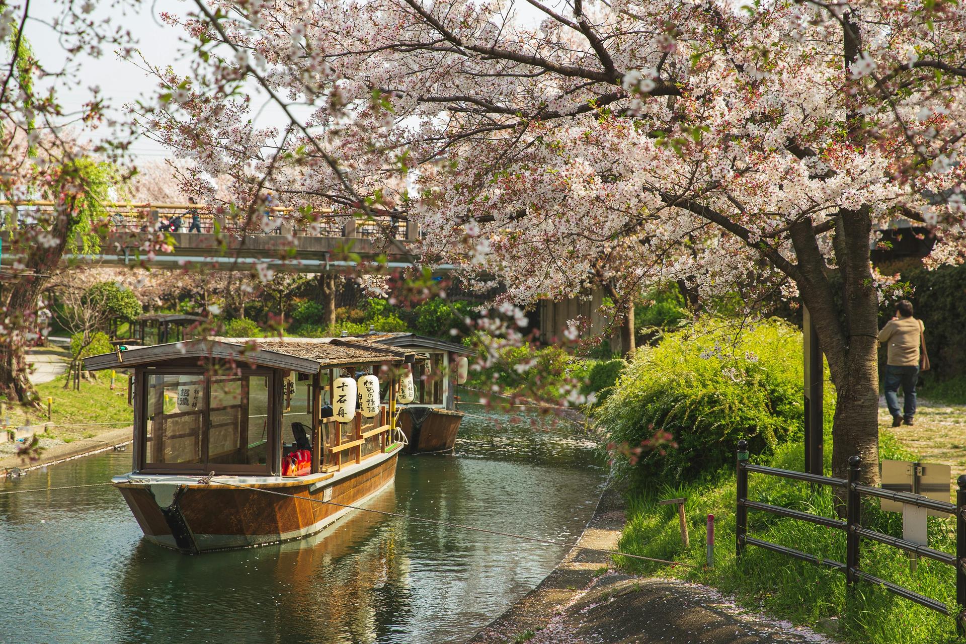 Fushimi Kyoto Tour with Sake Tasting & Canal Boat Ride - Image 1
