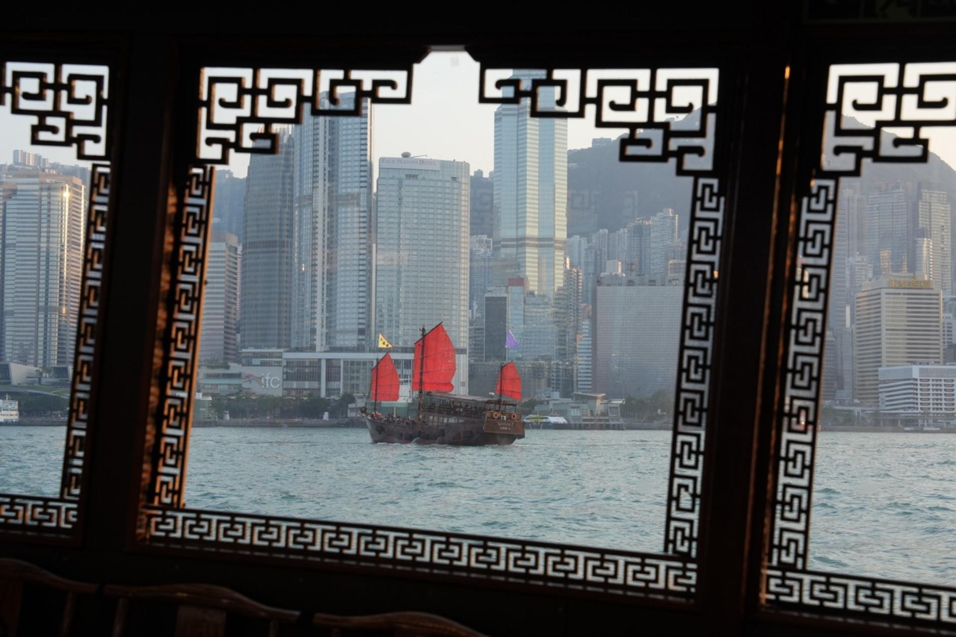 Aqua Luna Victoria Harbour Cruise Experience - Thumbnail 19