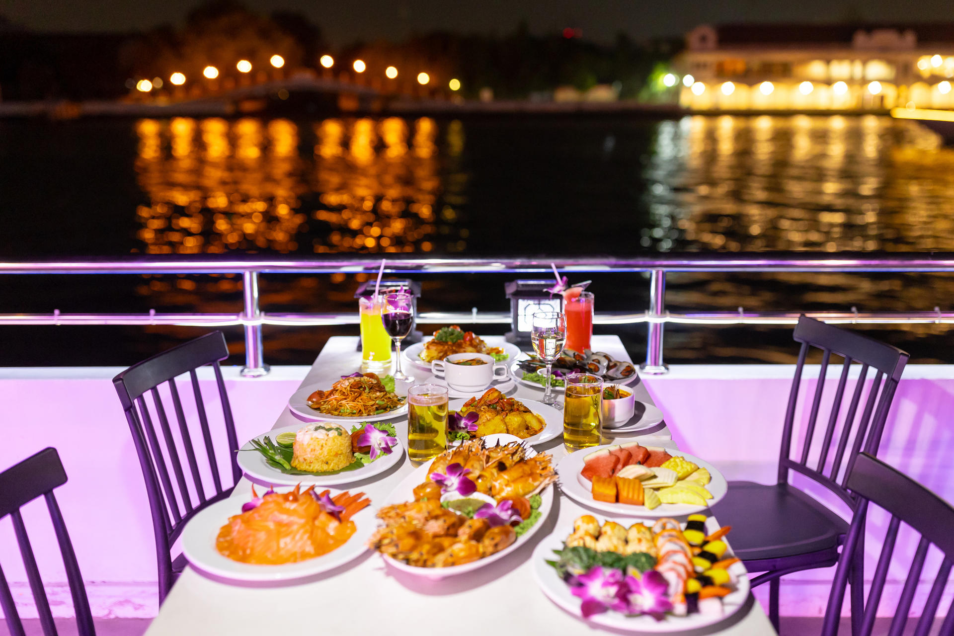 The Luxury White Dinner Cruise in Bangkok - Thumbnail 10