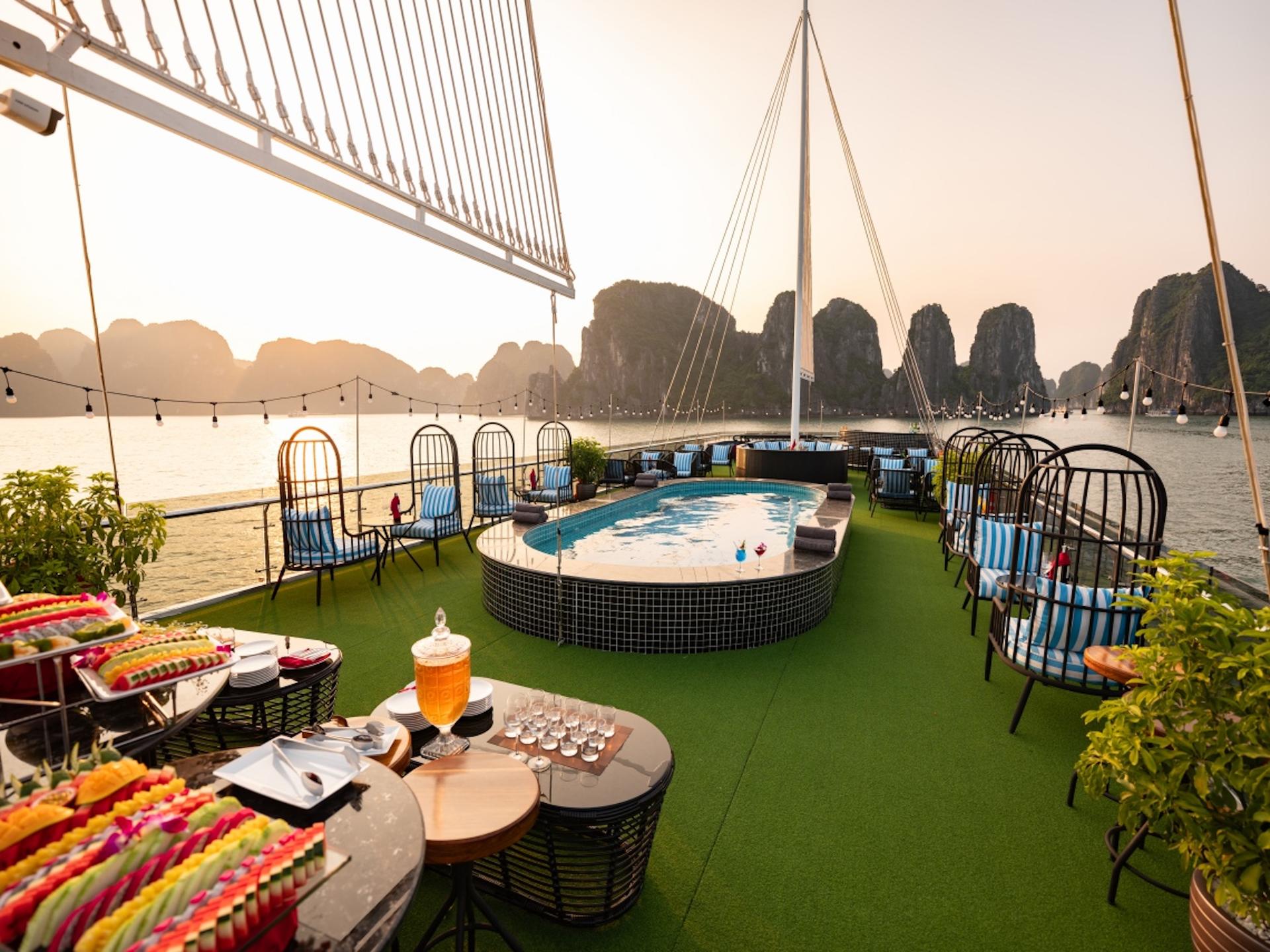 Sunlight Grand Day Cruise: Ha Long Bay, Sung Sot, Titop Island - Thumbnail 7