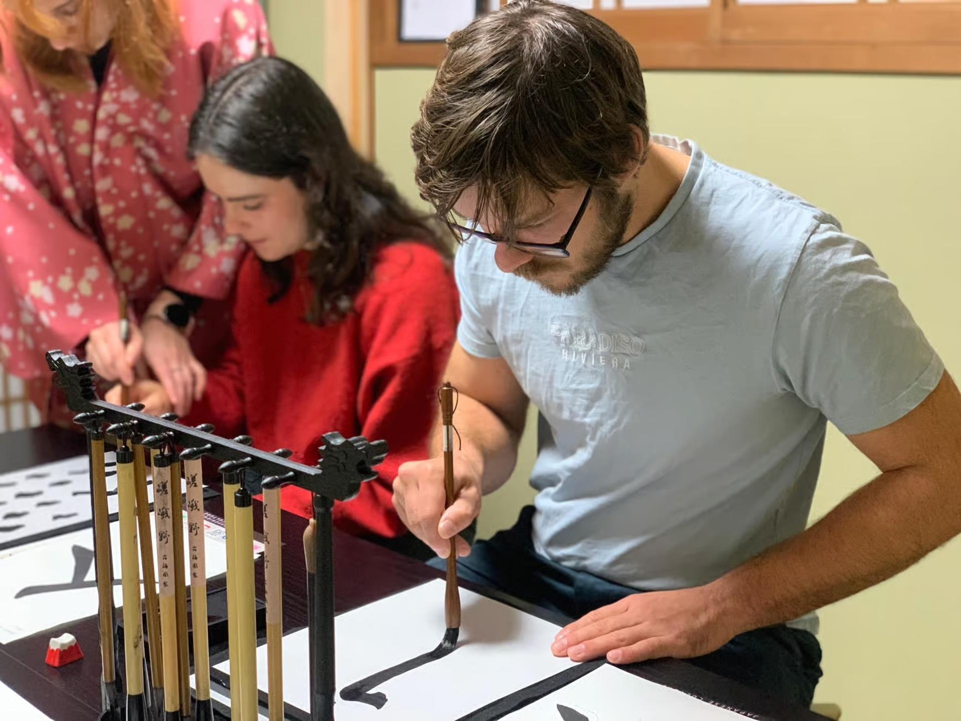 Japanese Calligraphy Class in Ninenzaka (Kyoto) - Thumbnail 2