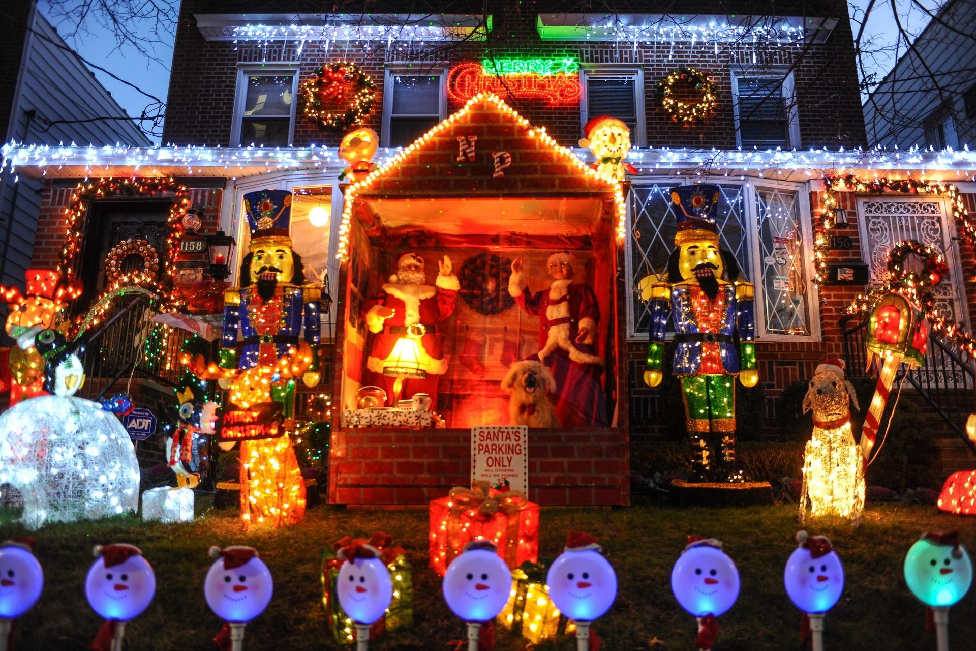 Dyker Heights Luxury Holiday Lights Tour in New York - Thumbnail 8