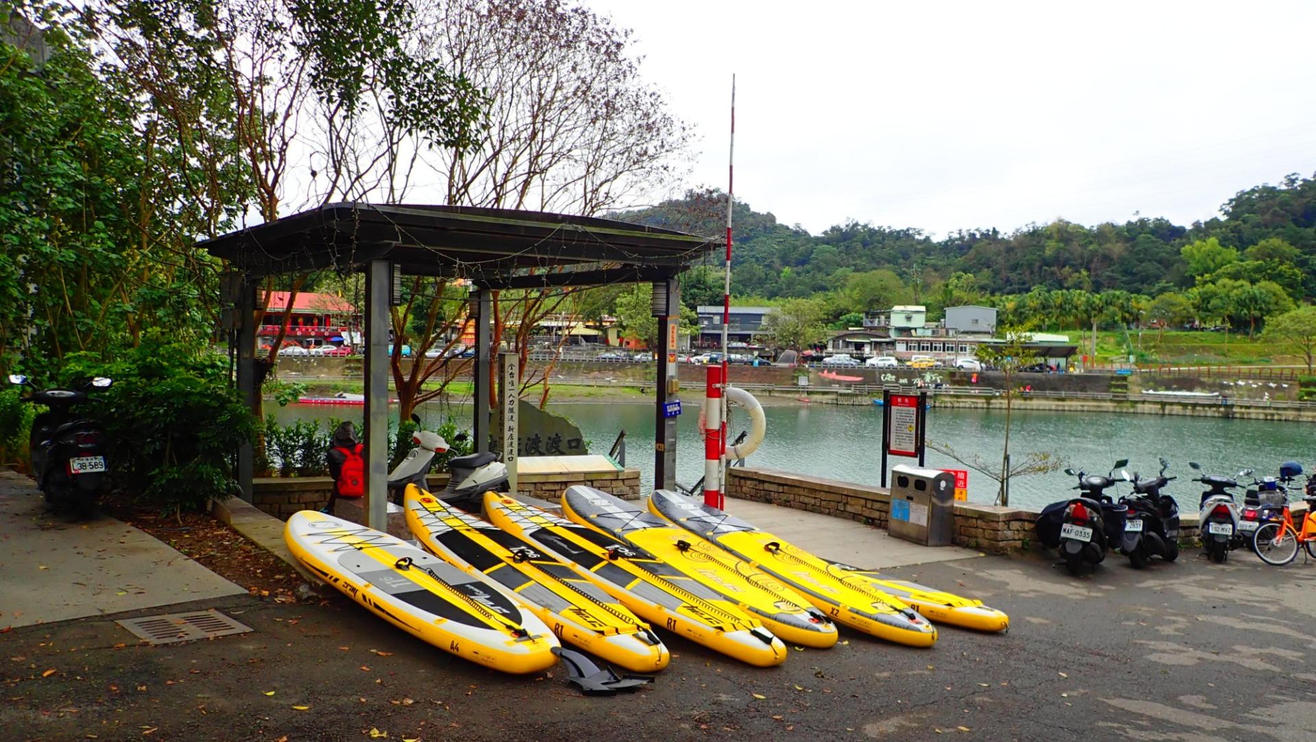 Taipei: Bitan Scenic Area SUP Stand-Up Paddleboarding Experience - Thumbnail 2