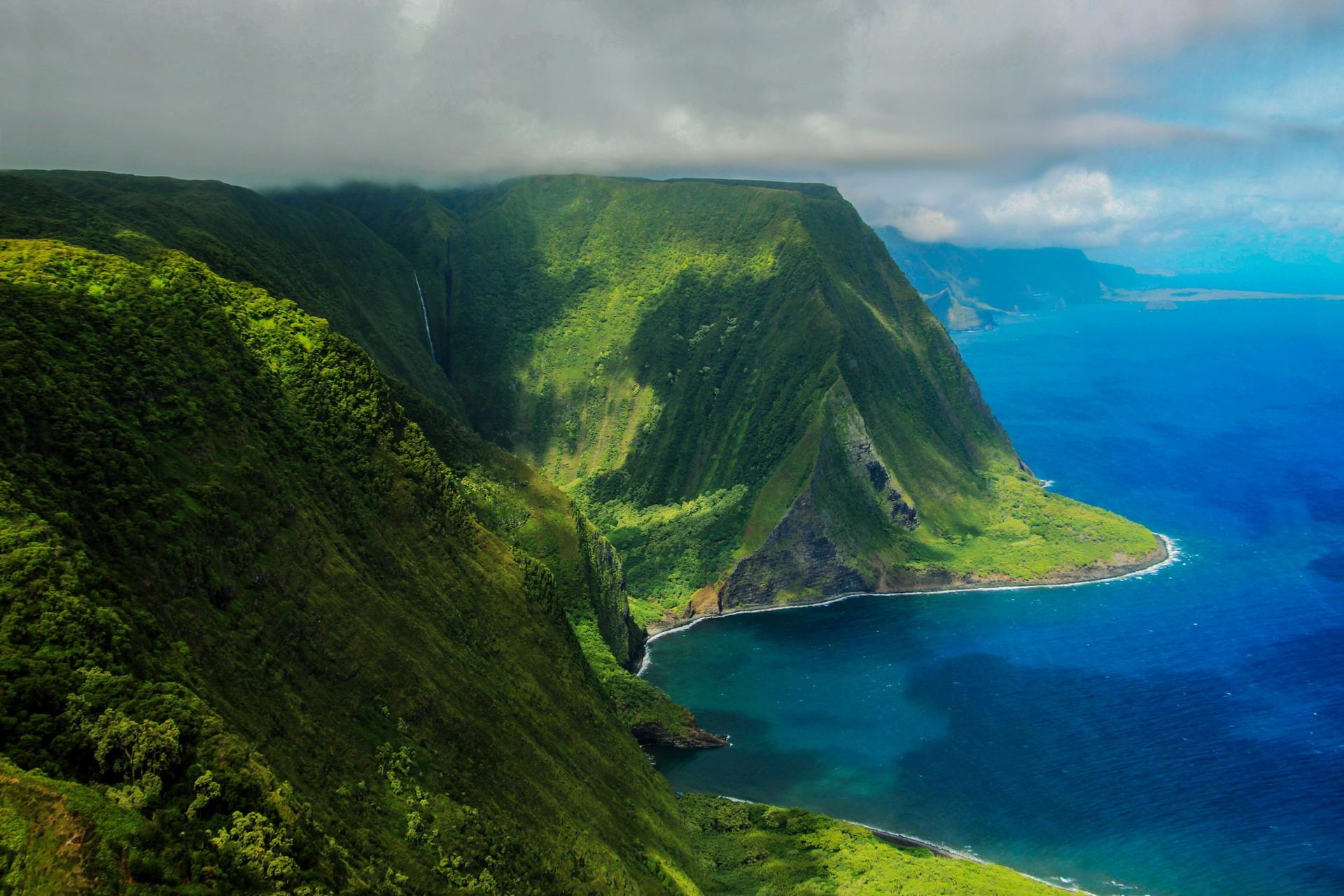 Waterfalls of West Maui and Molokai Helicopter Tour - Thumbnail 4