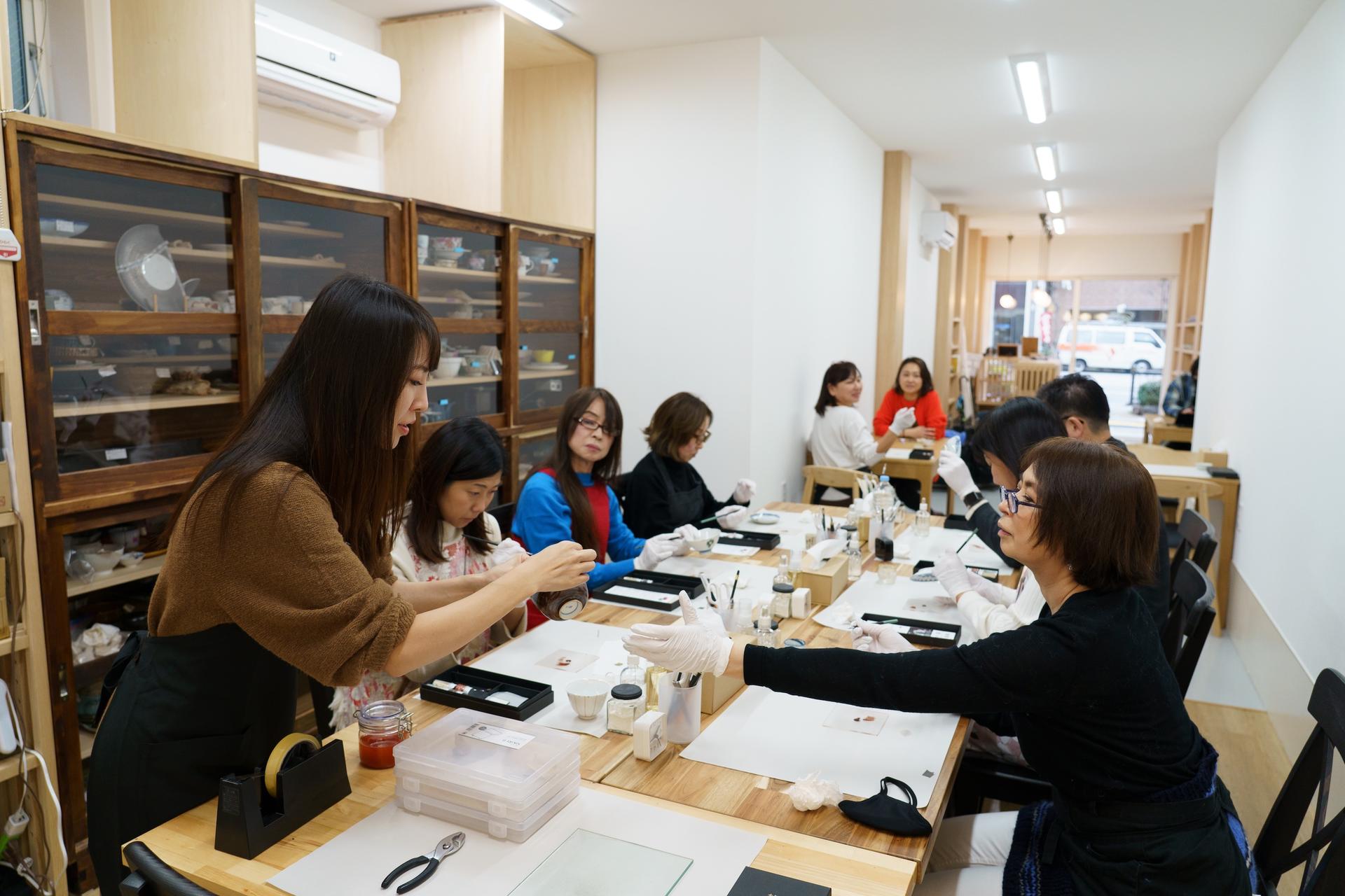 ASAKUSA Tokyo: Kintsugi Workshop with Gold - Thumbnail 8