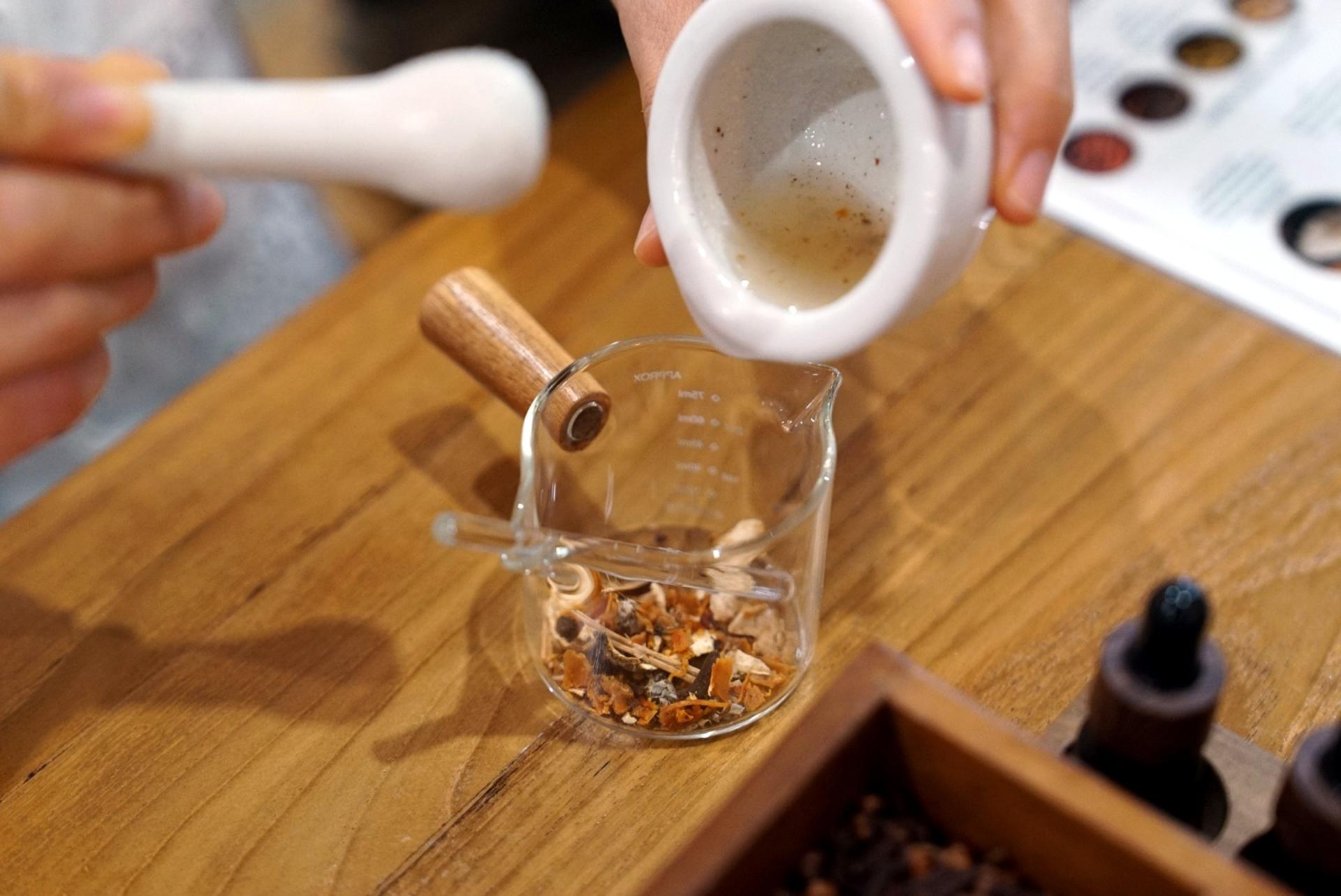 Thai Herbal Tea & Yadom Inhaler Workshop by Mango School in Bangkok - Thumbnail 14