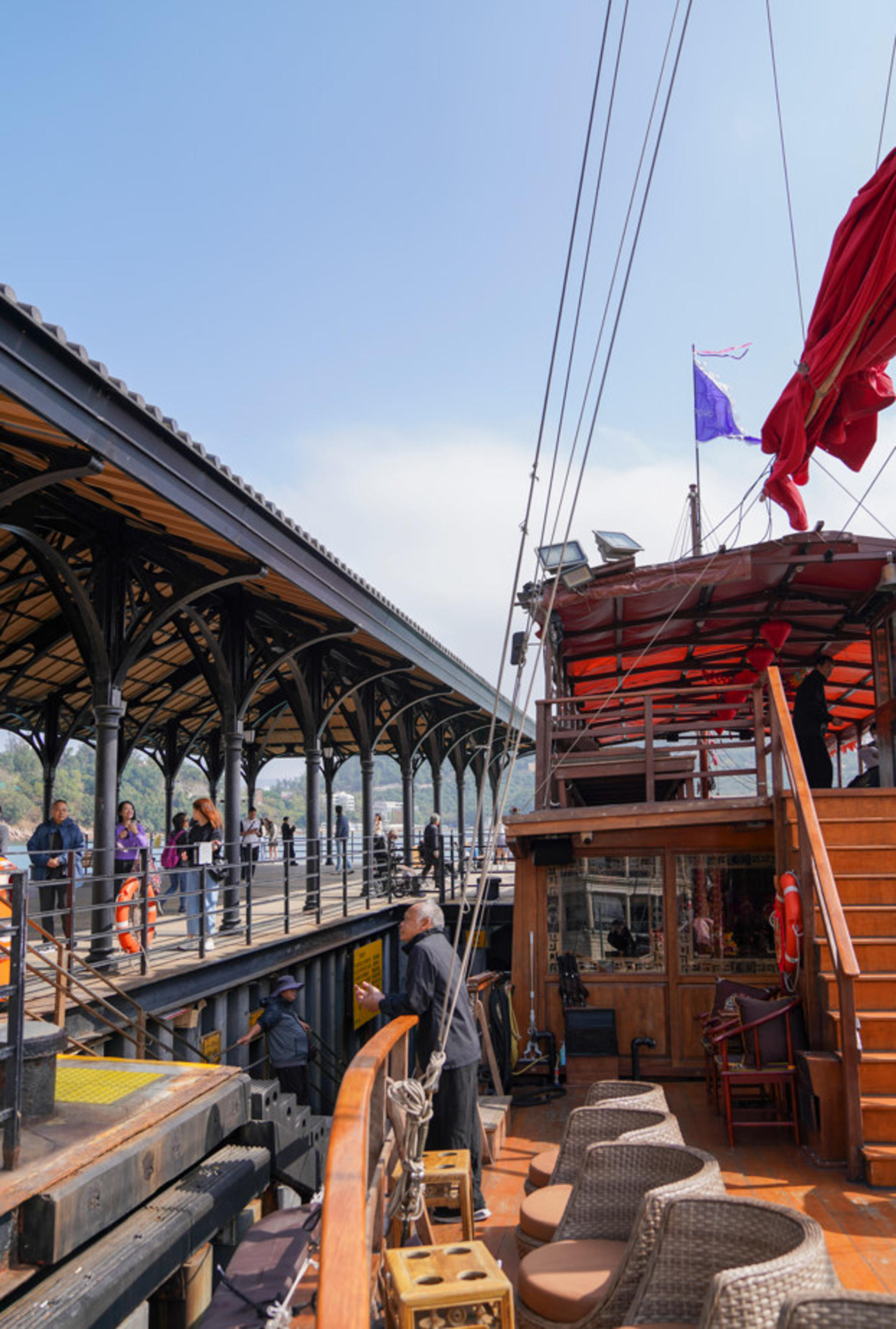 Aqua Luna Victoria Harbour Cruise Experience - Thumbnail 15
